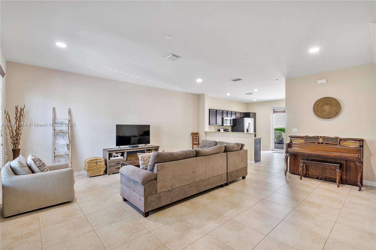 KENDALL COMMONS TOWNHOMES - Residential