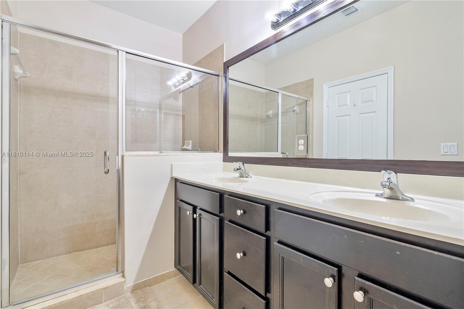 KENDALL COMMONS TOWNHOMES - Residential