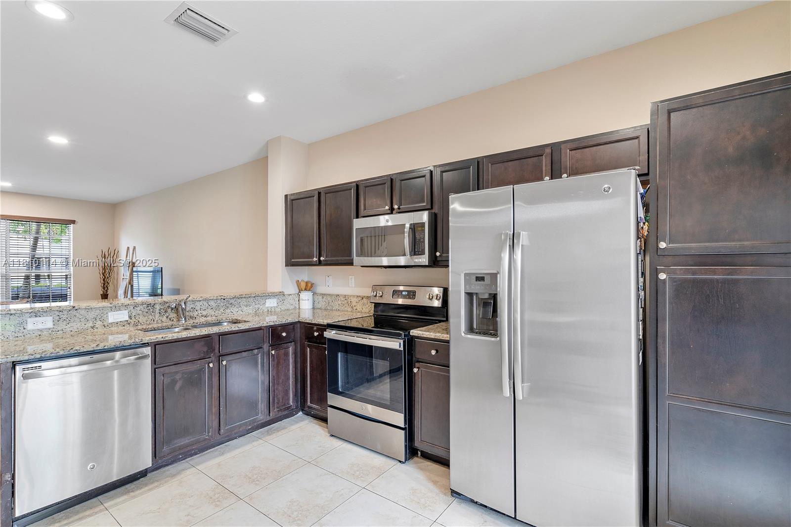KENDALL COMMONS TOWNHOMES - Residential