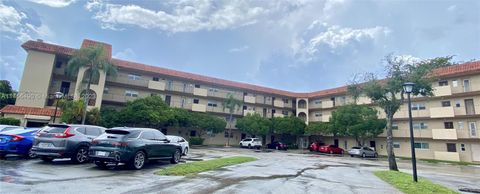 Condominium in Lauderhill FL 6201 Falls Circle Dr Dr.jpg