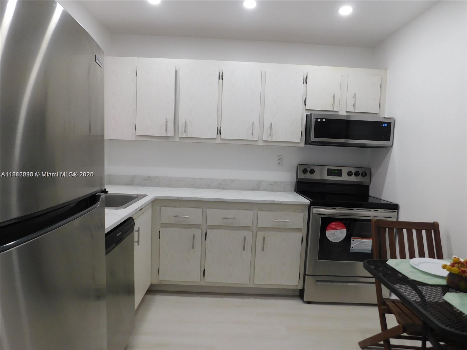 VILLAGE OF KINGS CREEK CO - Residential Lease