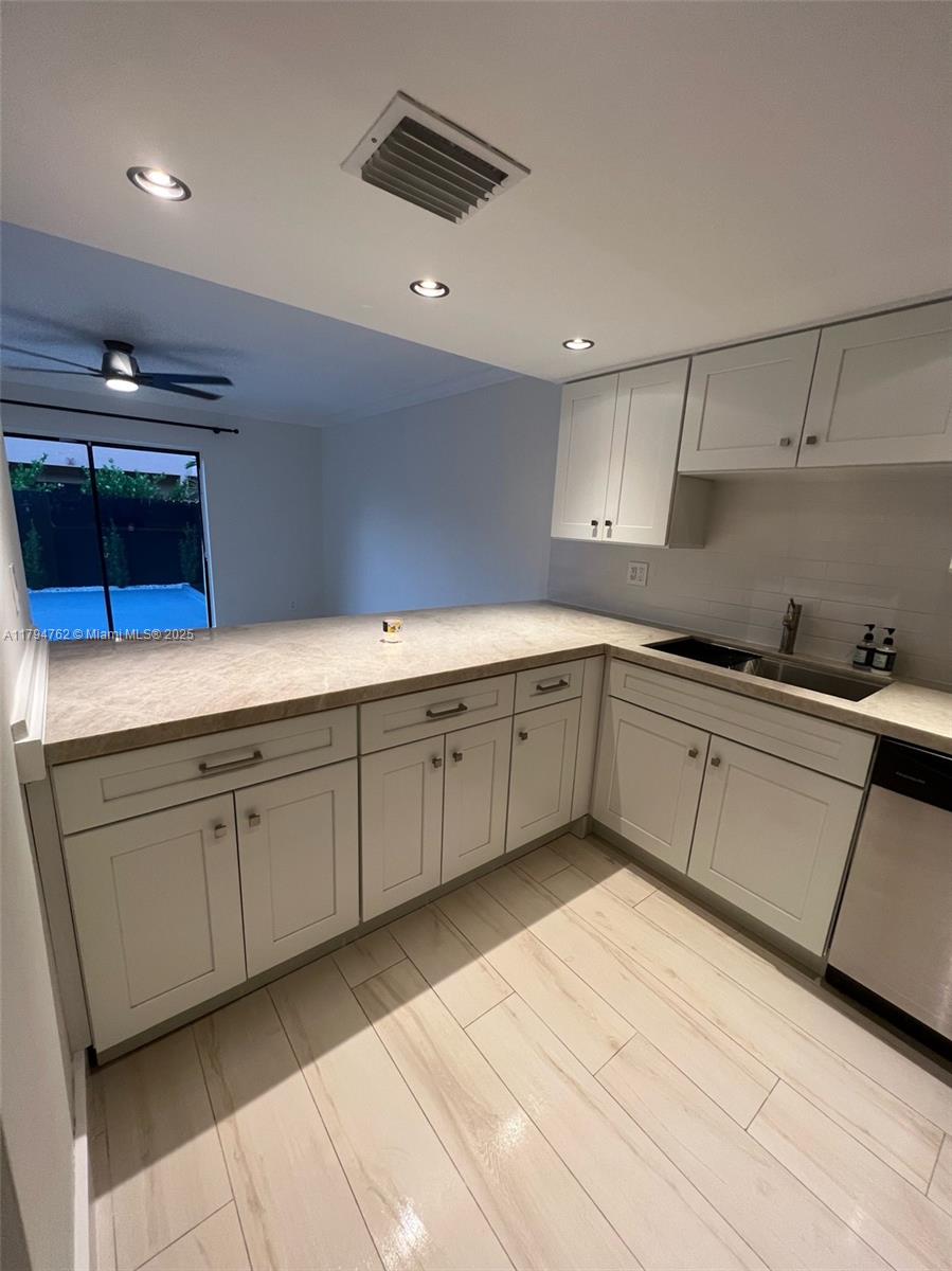 LARO GALLOWAY VILLAS COND - Residential
