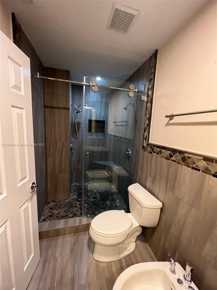 LARO GALLOWAY VILLAS COND - Residential