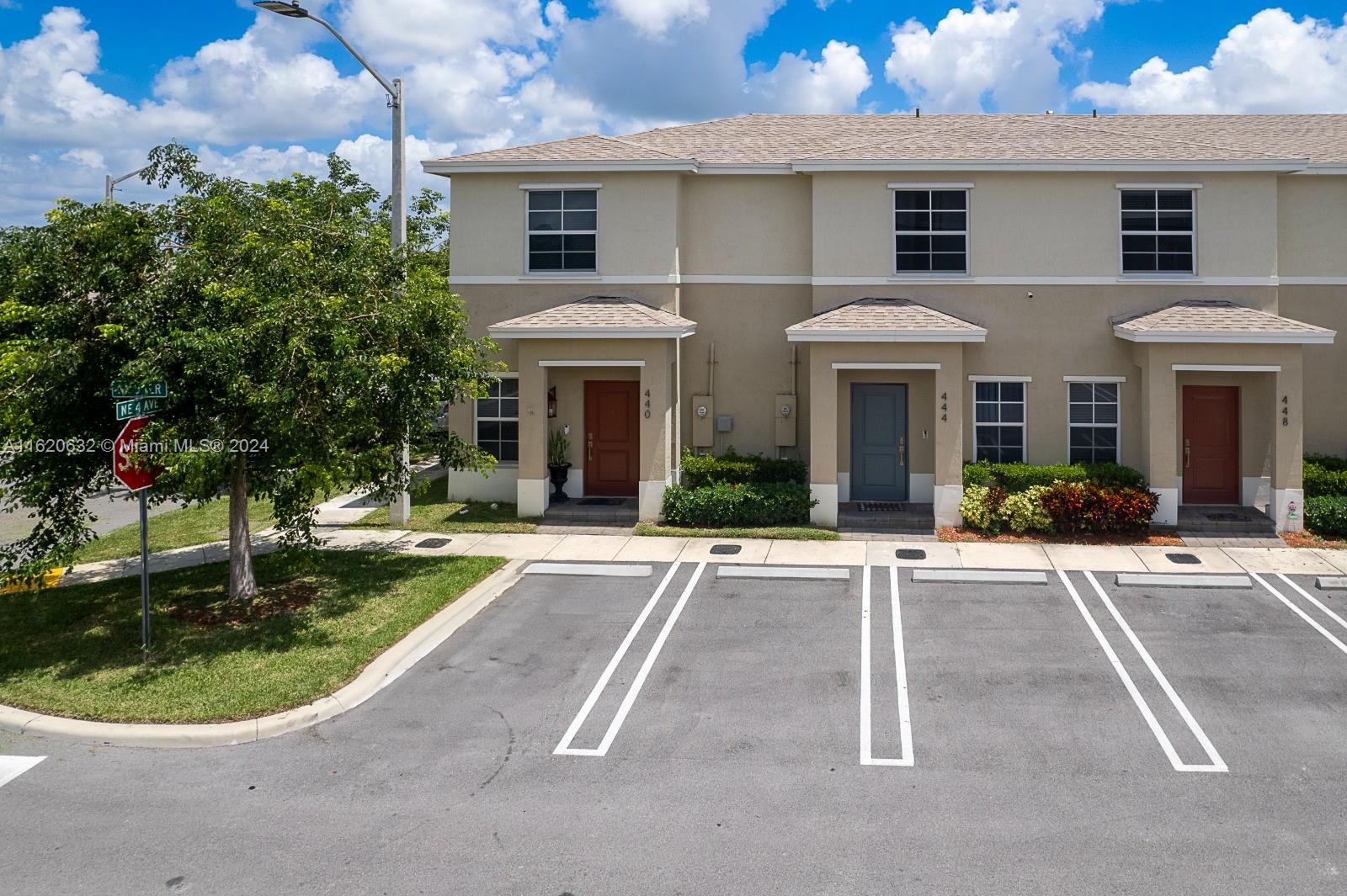 We present this charming two-bedroom and 2.5-bathroom villa, built in 2021. This new property has no carpet and upgrades in both bathrooms This residence seamlessly combines comfort and convenience, situated in a highly desirable close to local attractions such as Robert is Here, Speedway Race track, Biscayne National Park, and the renowned Baptist Hospital. Enjoy the tranquility of Homestead while having easy access to the vibrant Miami atmosphere and Key West .
Enjoy unforgettable moments in the garden, which has a pergola and a perfect floor for your outdoor gatherings. Plus, you'll have access to a fully equipped fitness center, refreshing pool, yoga, gym and spectacular clubhouse, ideal for events and social activities.