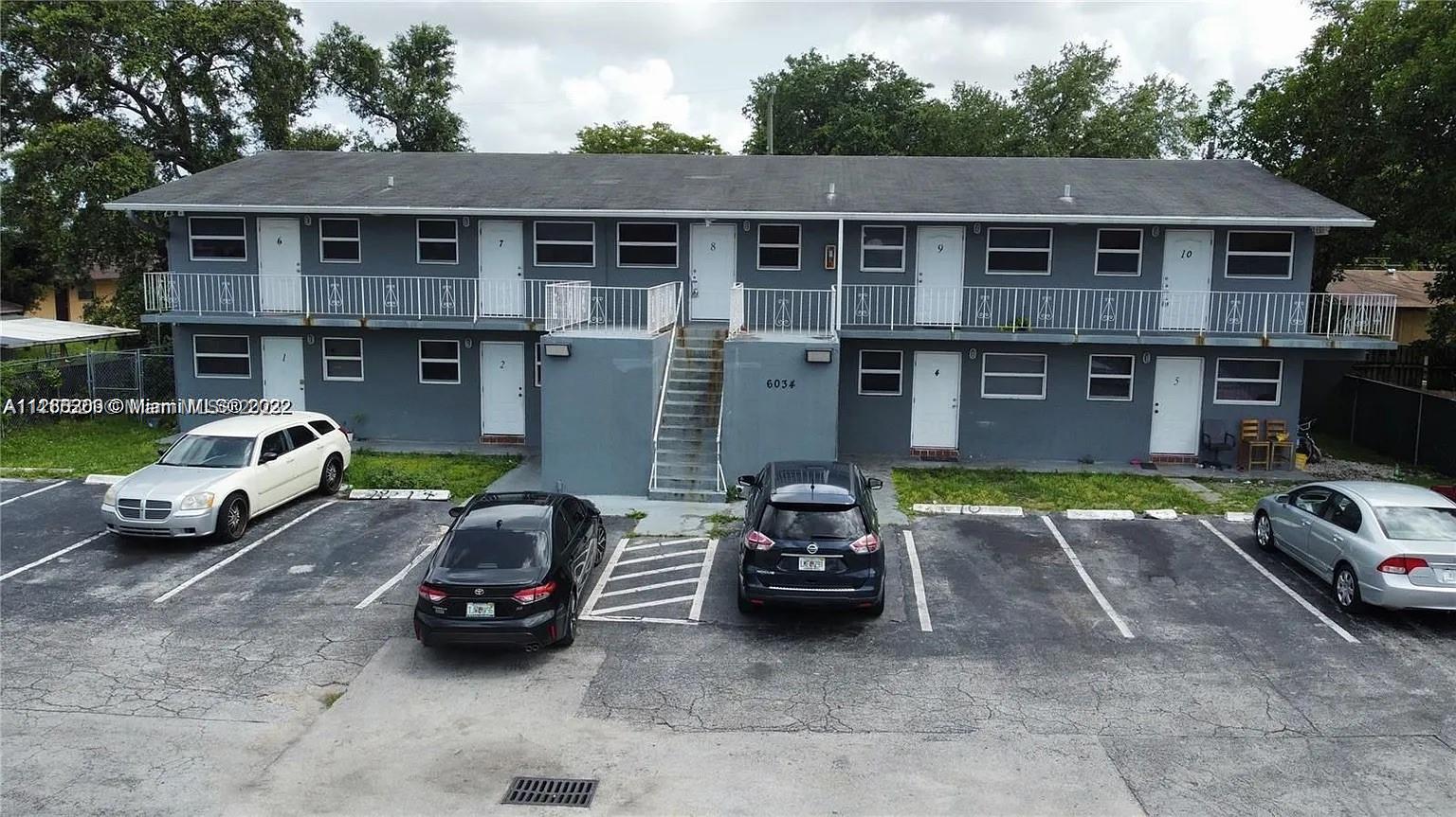 NEWLY RENOVATED AND REMODELED APARTMENT READY FOR IMMEDIATE MOVE IN.
CALL OR TEXT LISTING AGENT WITH ANY QUESTIONS.