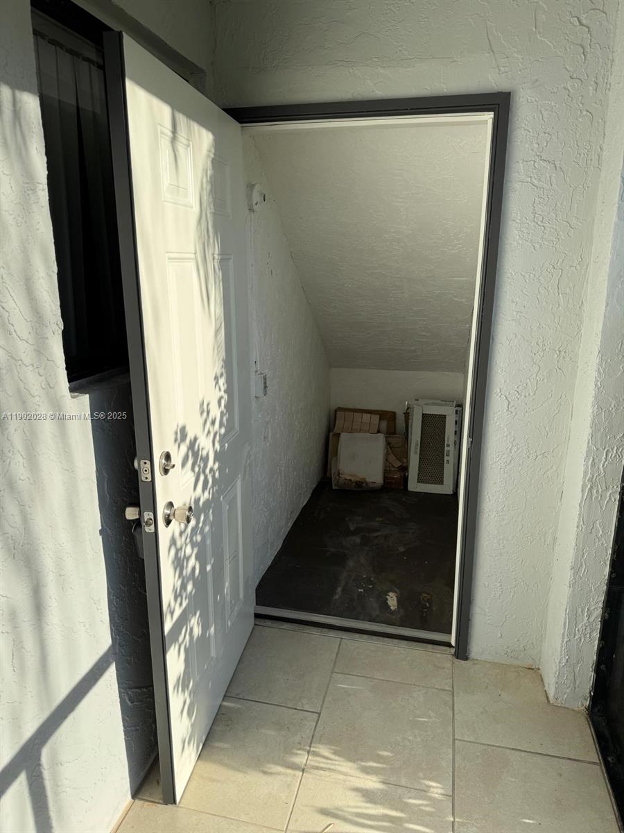 RACQUET CLUB VILLAGE APAR - Residential Lease