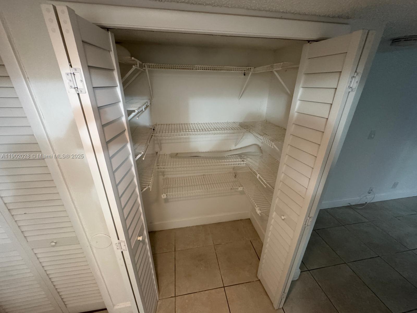 RACQUET CLUB VILLAGE APAR - Residential Lease