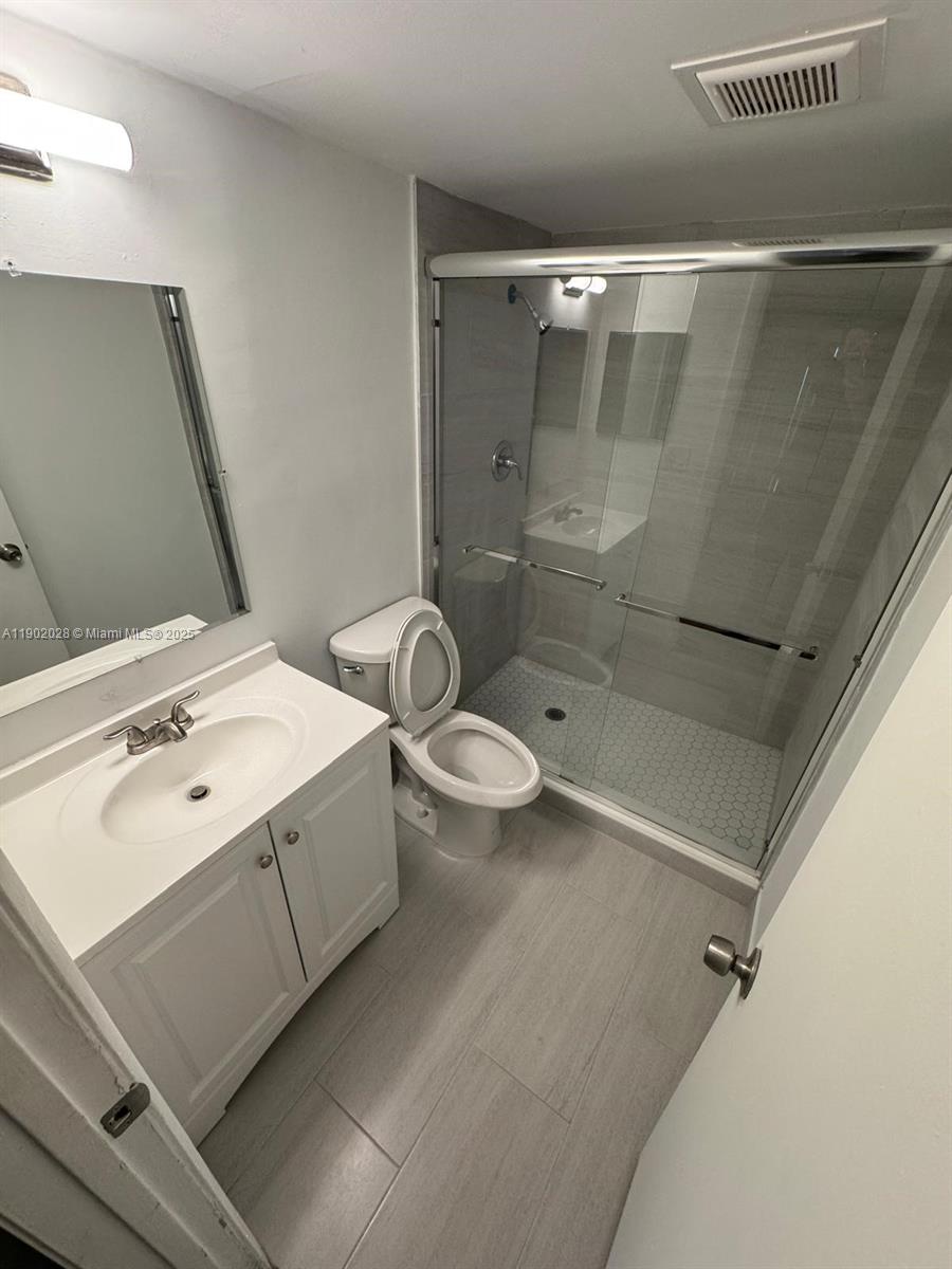 RACQUET CLUB VILLAGE APAR - Residential Lease