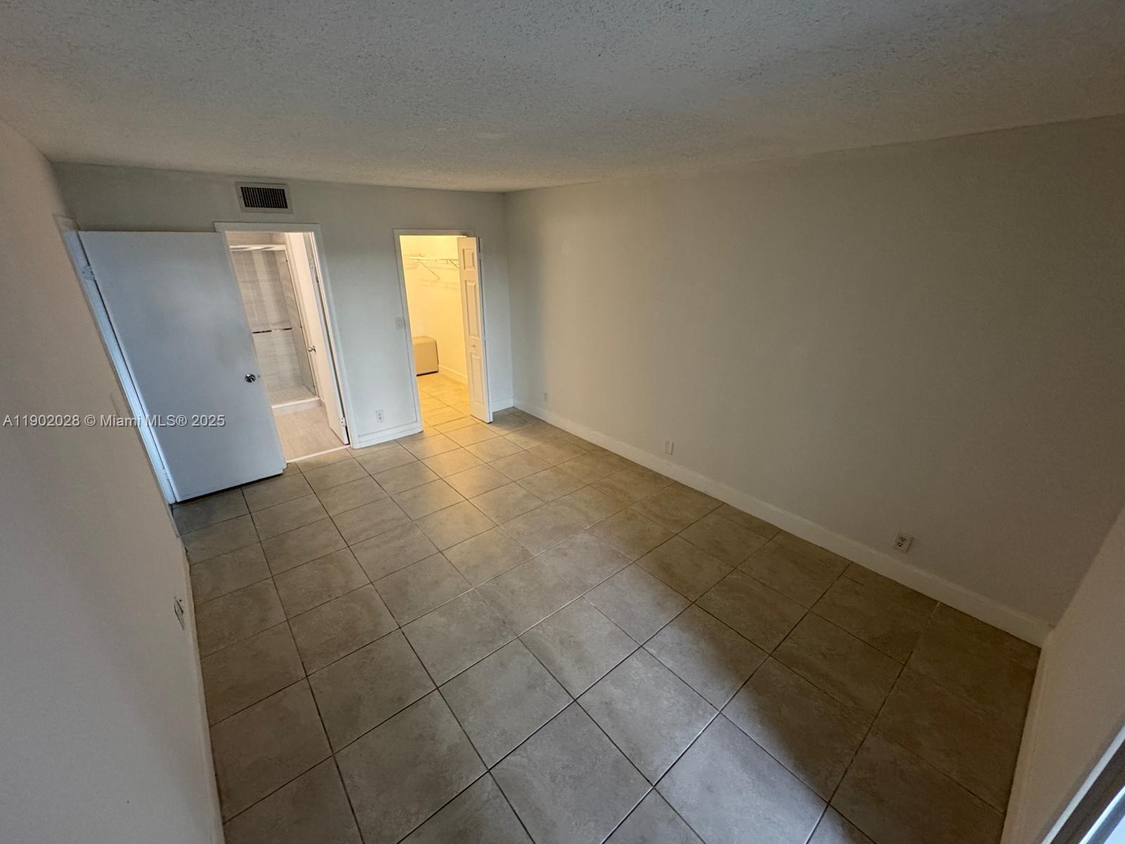 RACQUET CLUB VILLAGE APAR - Residential Lease