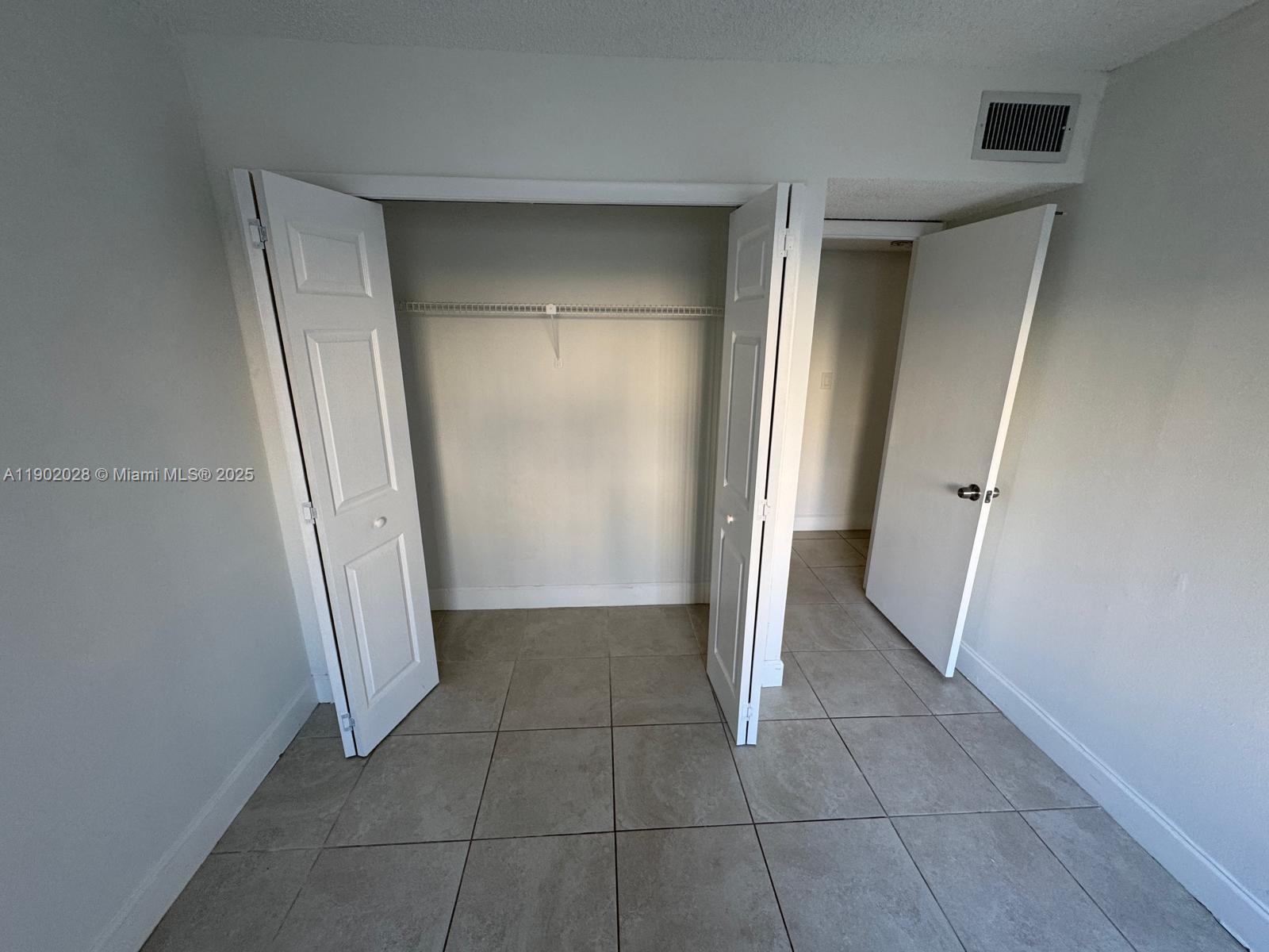 RACQUET CLUB VILLAGE APAR - Residential Lease