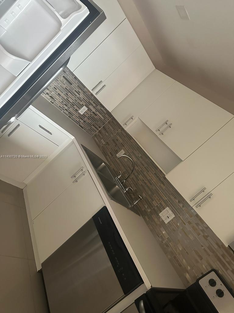 1. Spacious Layout: With two bedrooms and two bathrooms, there's plenty of room for you and your loved ones to live comfortably.
2. Modern Appliances: Enjoy the convenience of brand-new appliances that make cooking and cleaning a breeze. Say goodbye to outdated appliances!
3. Central AC: Stay cool all year round with the central air conditioning system, ensuring a comfortable and refreshing living environment.
4. Spectacular View: Wake up to panoramic views of Miami Beach and downtown Miami every day. The scenery is simply breathtaking!
5. Prime Location: Our apartment is situated in a desirable neighborhood, close to all the amenities that Miami has to offer. Whether you're looking to explore the vibrant nightlife, indulge in delicious cuisine, or relax on the beach, every