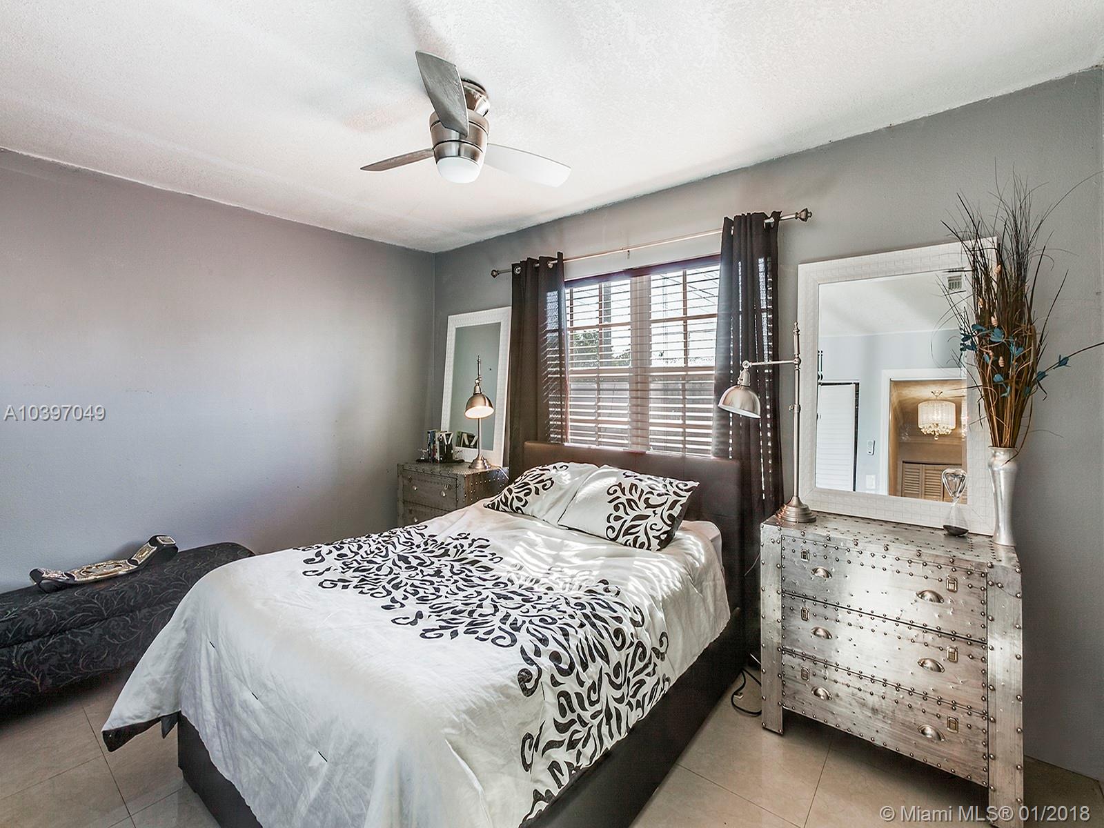 TAMIAMI LAKES SEC 3 - Residential