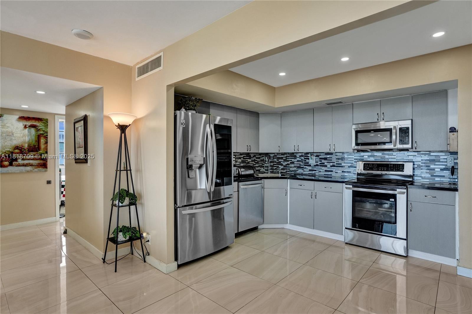 BAYVIEW TOWERS CONDO SOUT - Residential