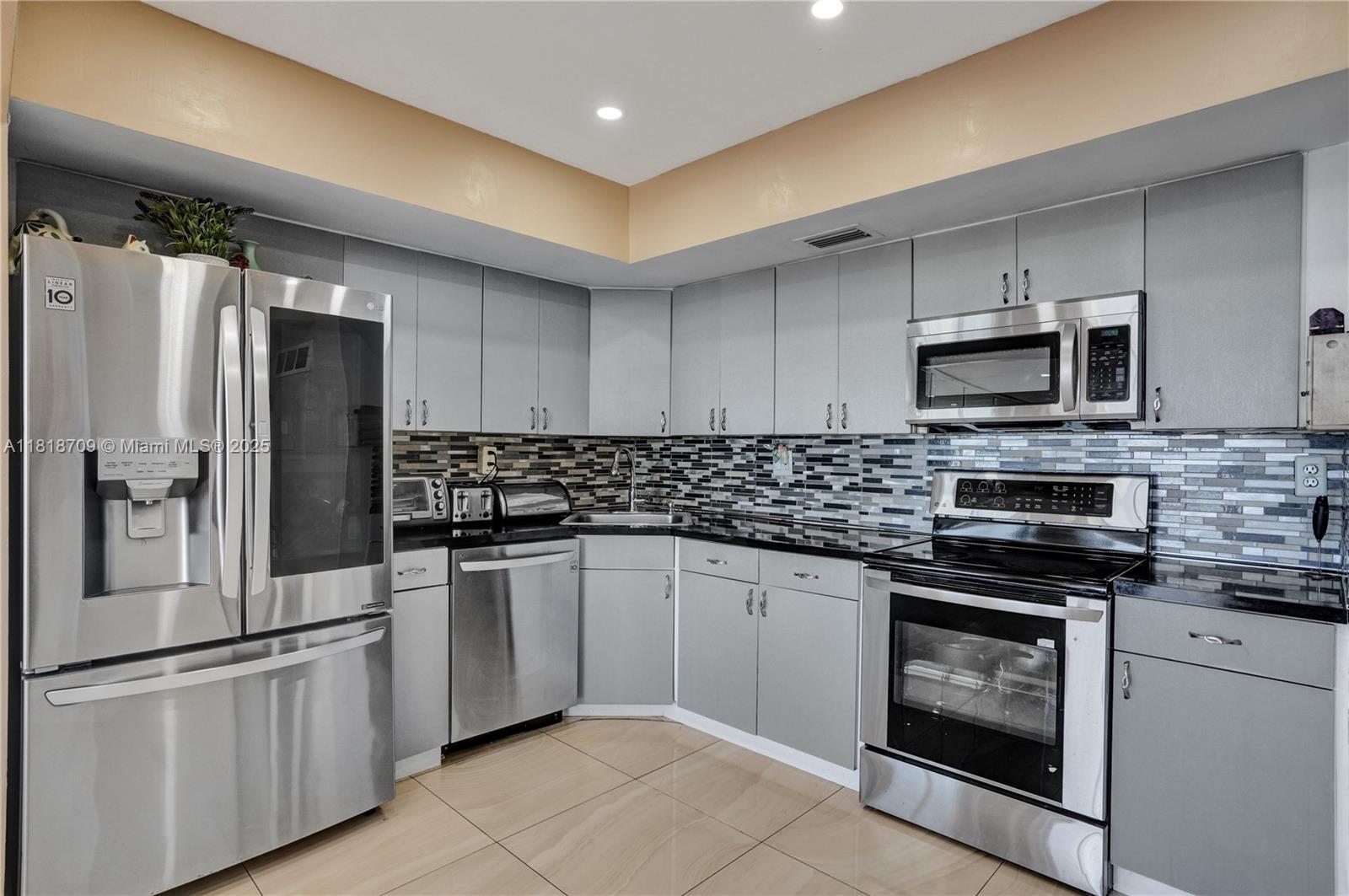 BAYVIEW TOWERS CONDO SOUT - Residential