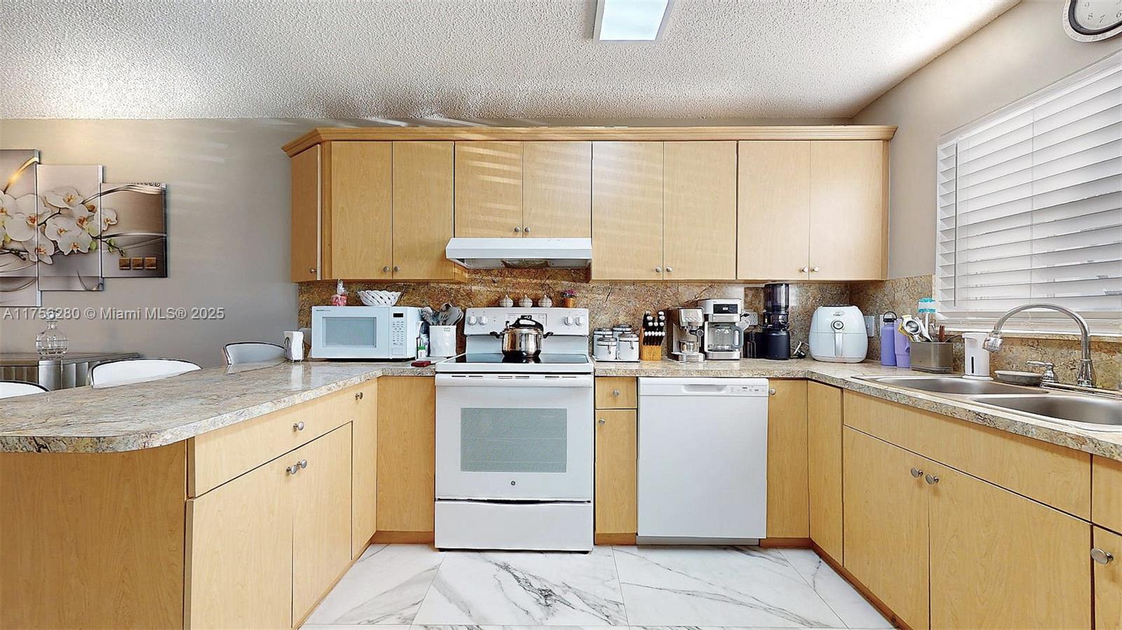 LAMBIANCE TOWNHOMES KENDA - Residential
