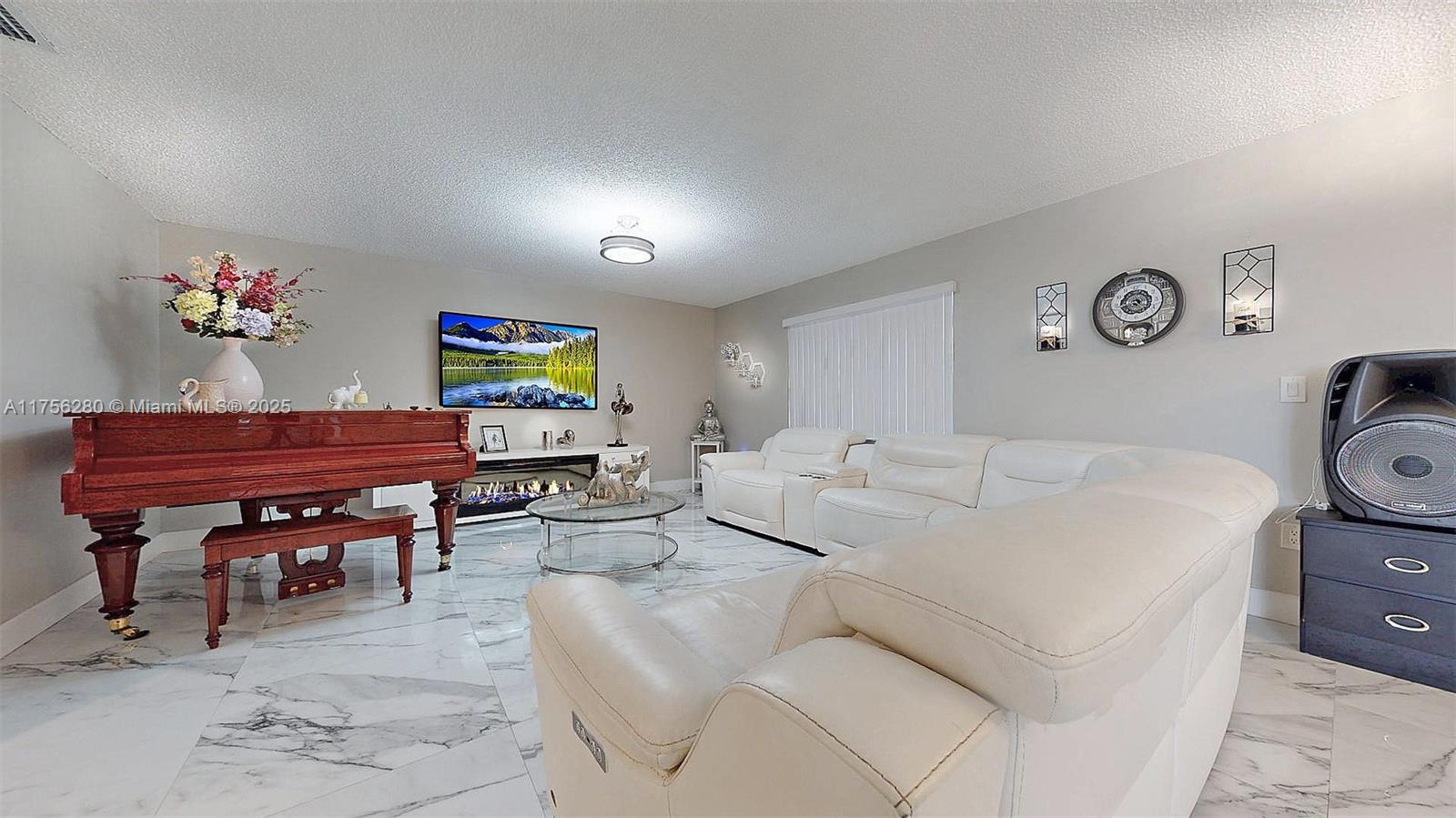 LAMBIANCE TOWNHOMES KENDA - Residential