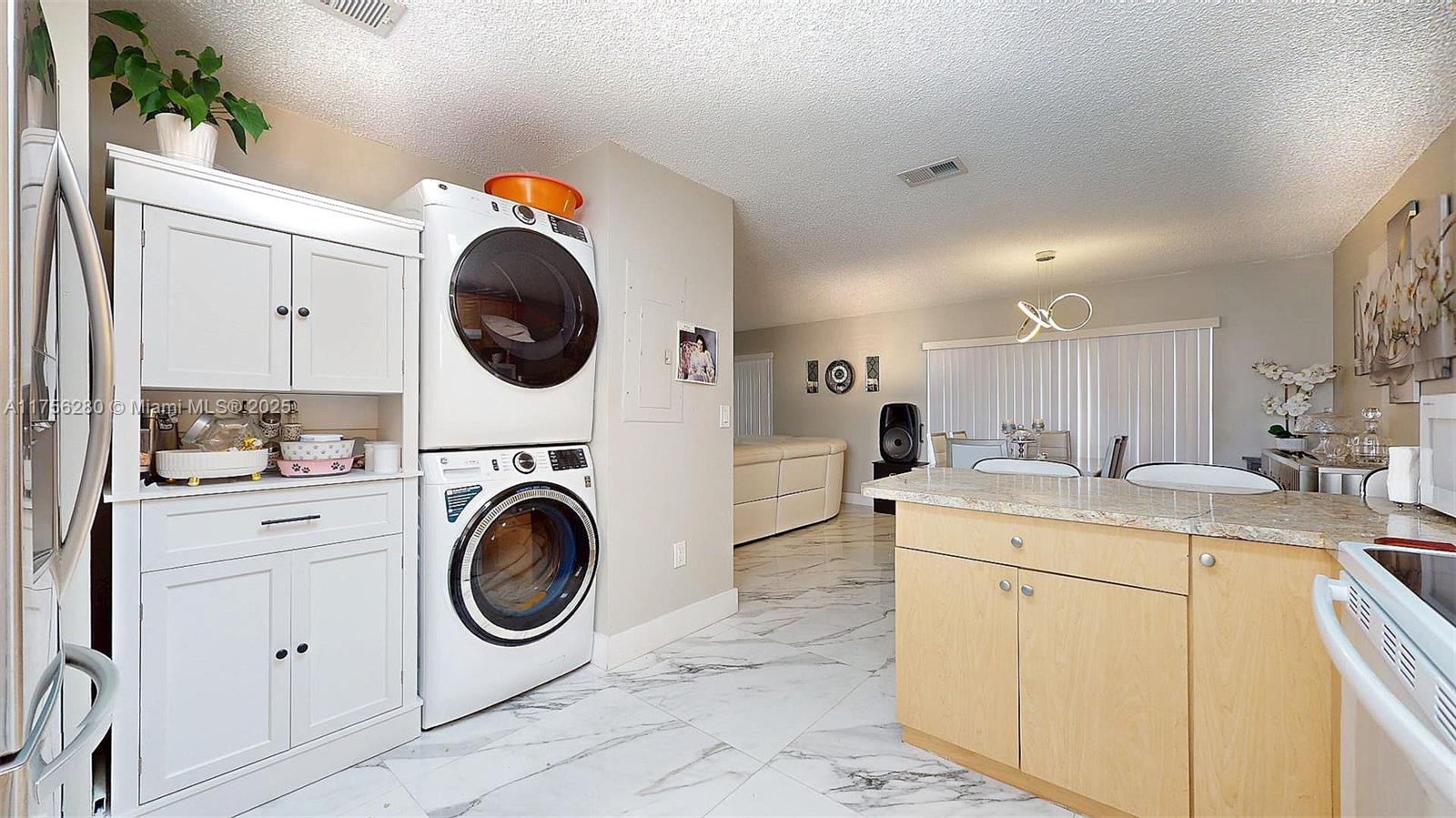 LAMBIANCE TOWNHOMES KENDA - Residential
