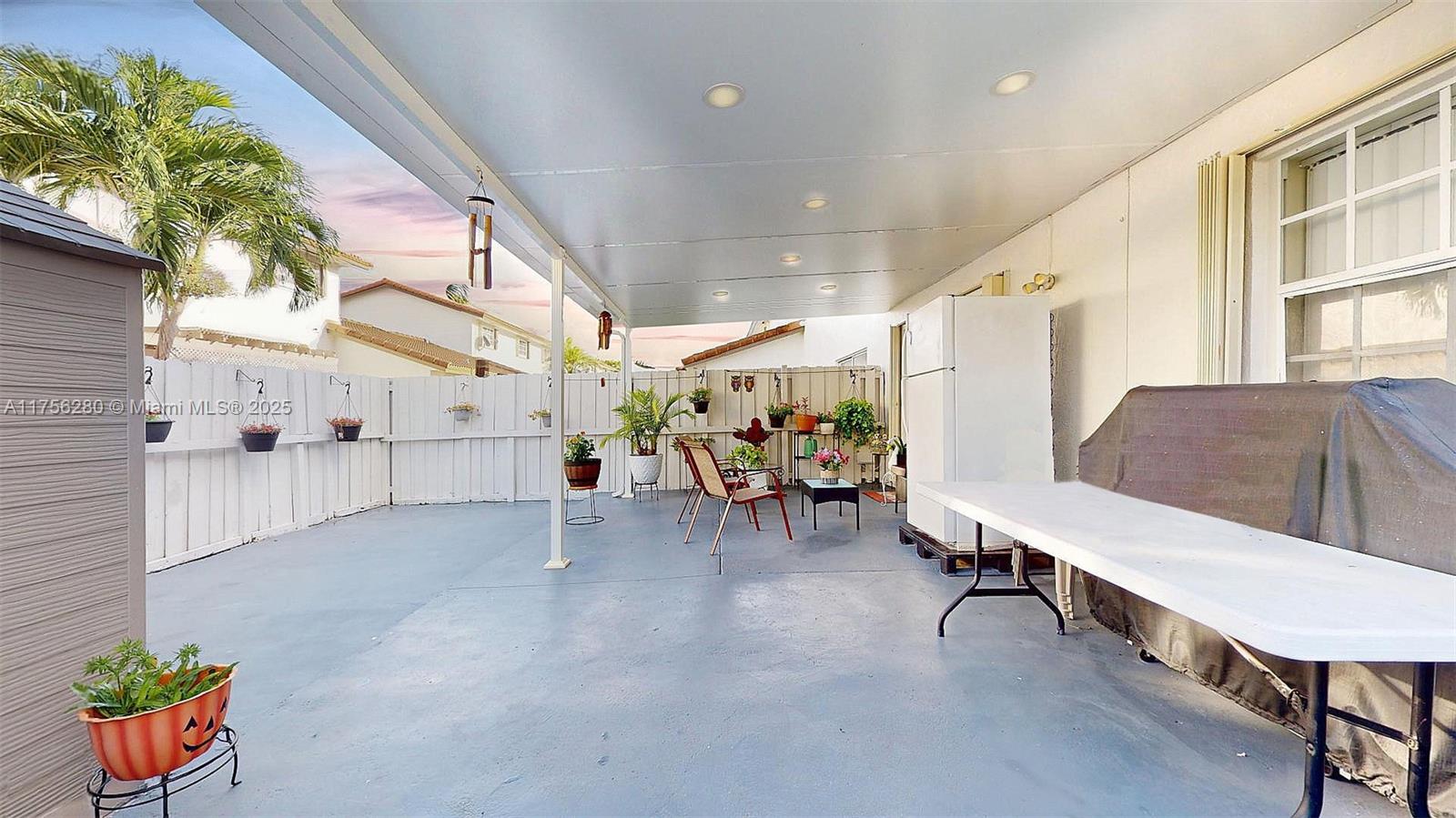 LAMBIANCE TOWNHOMES KENDA - Residential