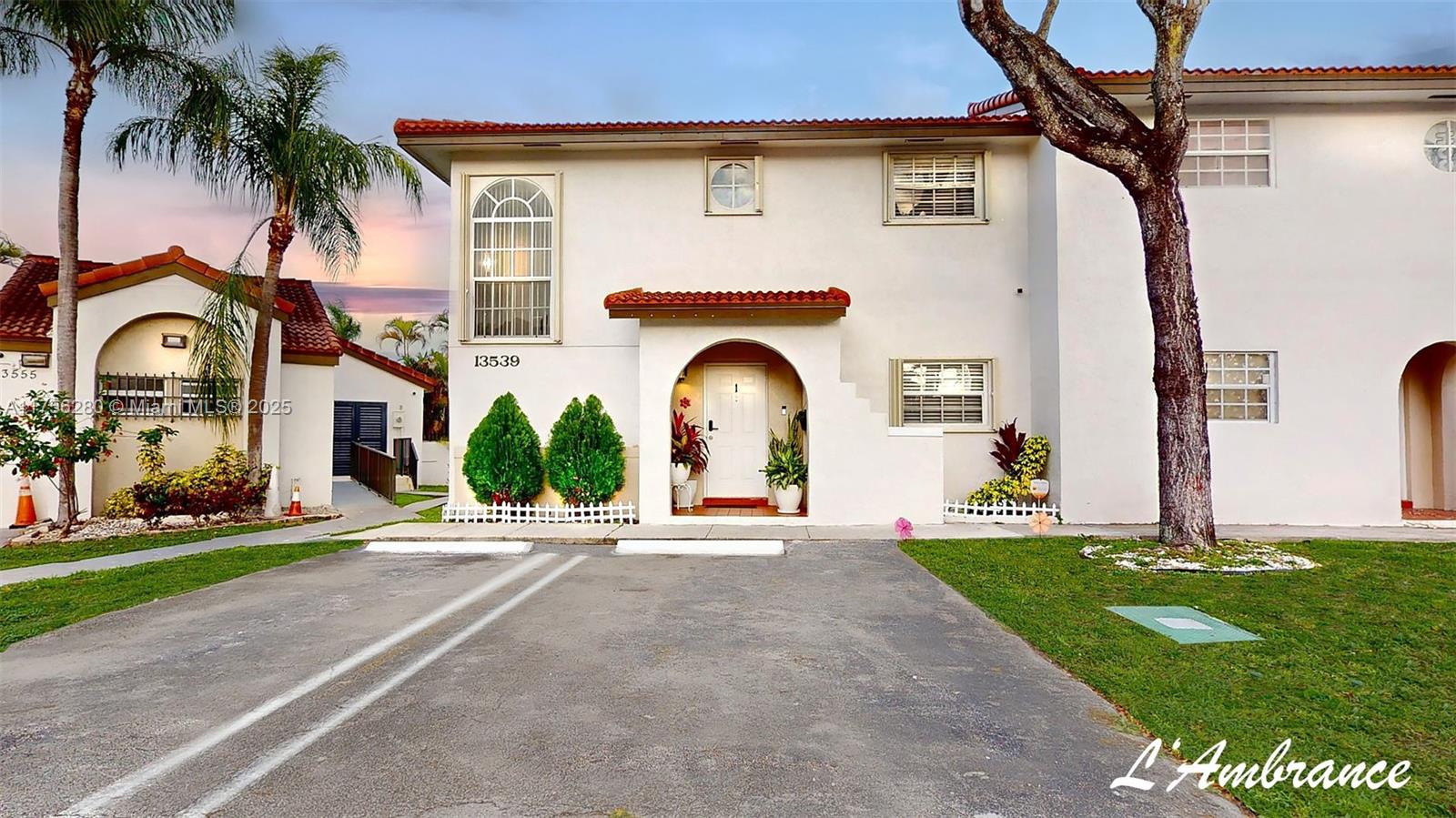 LAMBIANCE TOWNHOMES KENDA - Residential