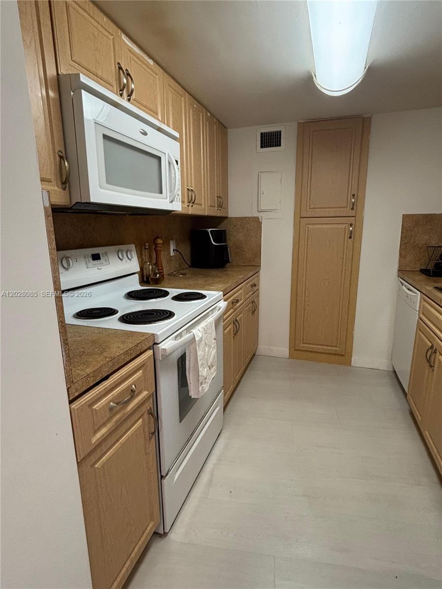900 Bay Dr 811
