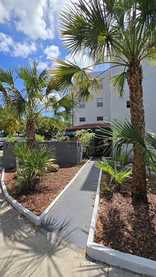 Rental Property at 13685 Ne 10th Ave 205, North Miami, Miami-Dade County, Florida - Bedrooms: 1 
Bathrooms: 1  - $1,600 MO.