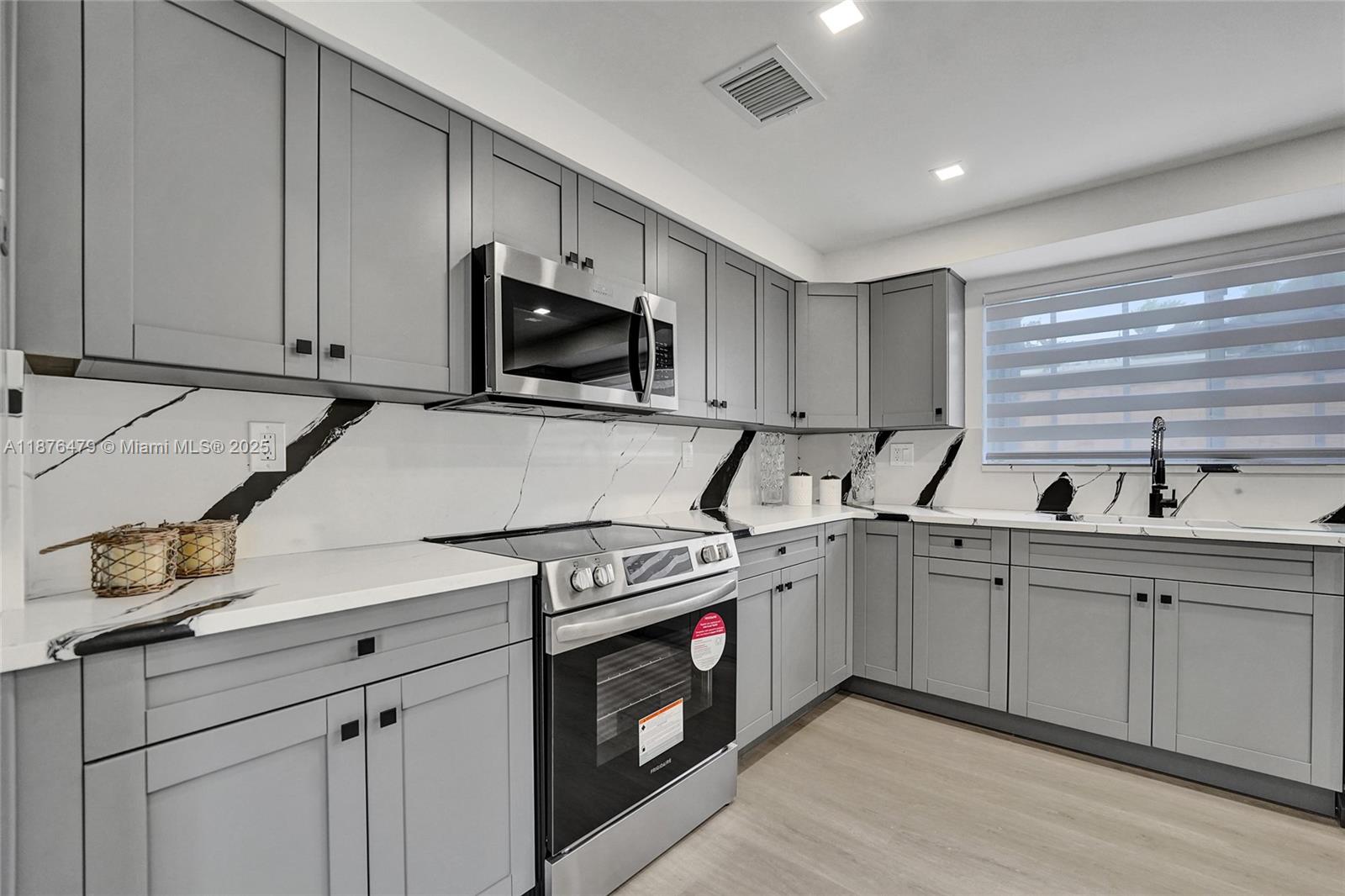 HOLLYWOOD HOMESITES SECON - Residential