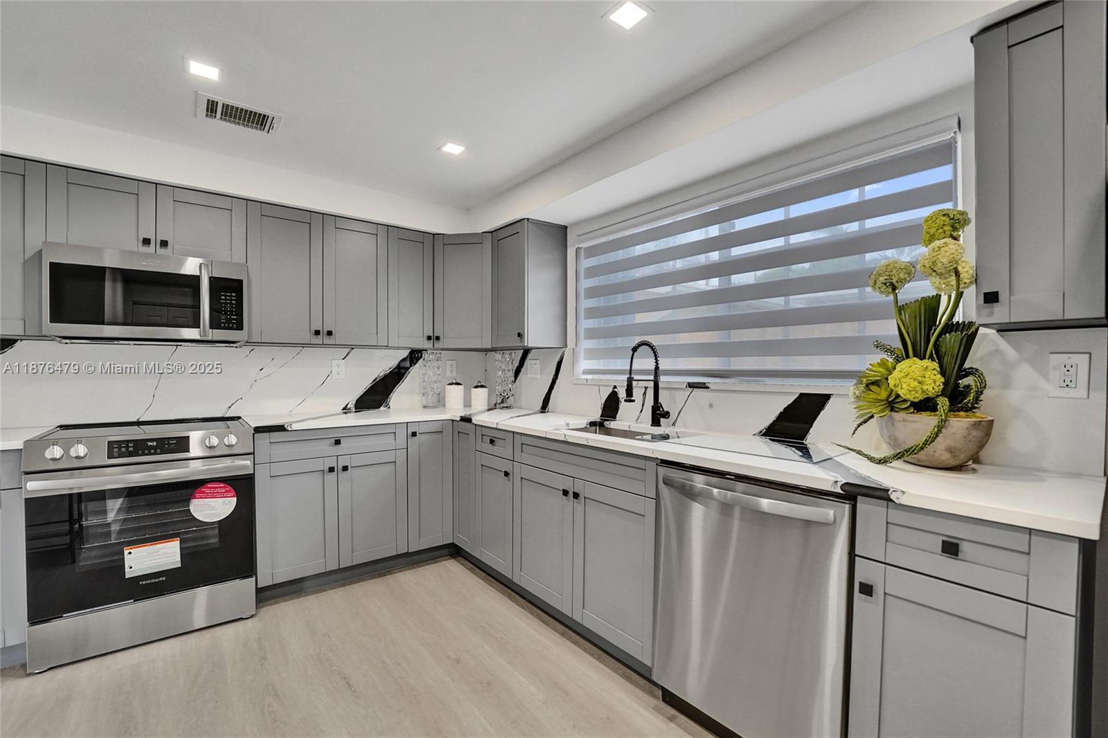 HOLLYWOOD HOMESITES SECON - Residential