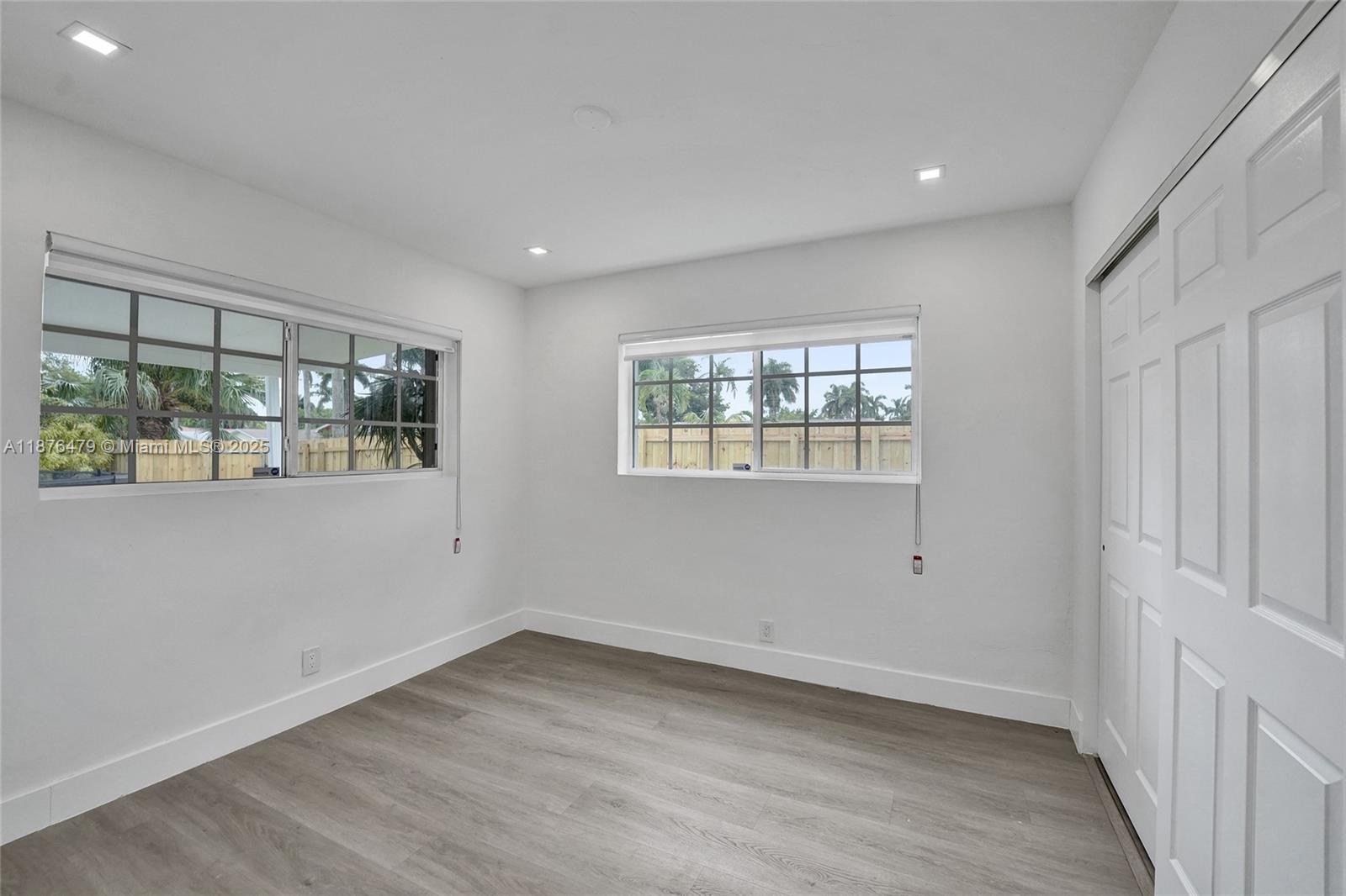 HOLLYWOOD HOMESITES SECON - Residential