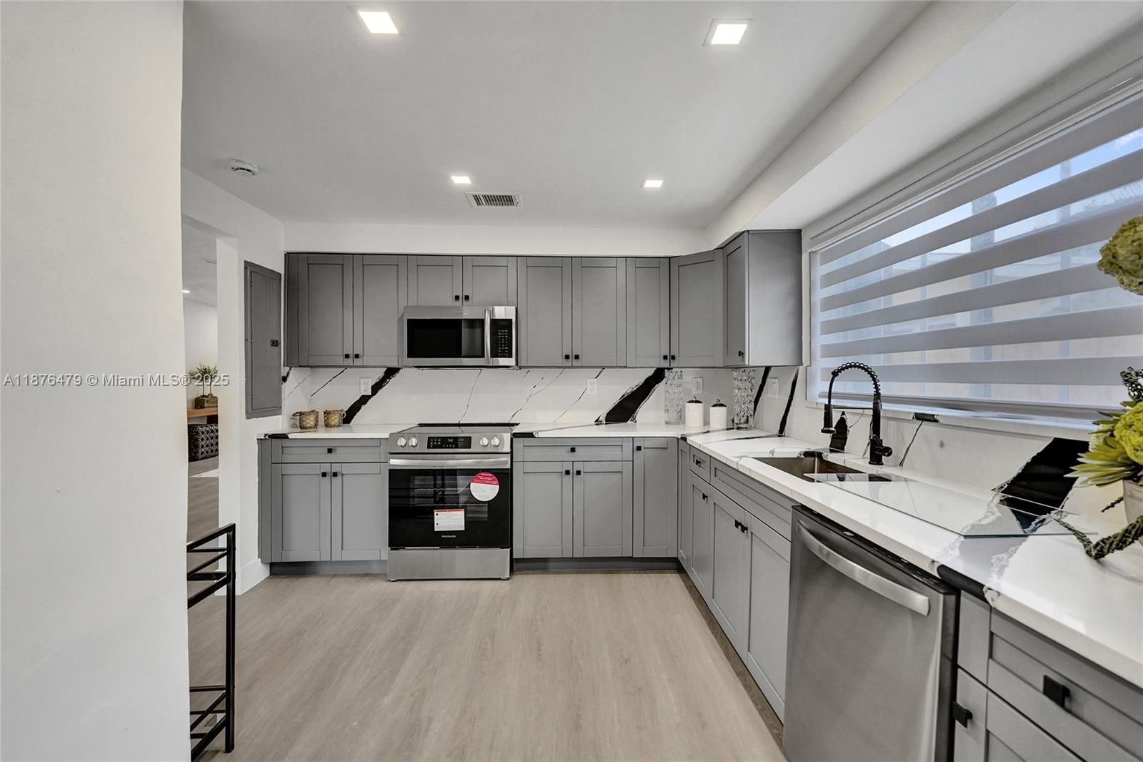 HOLLYWOOD HOMESITES SECON - Residential