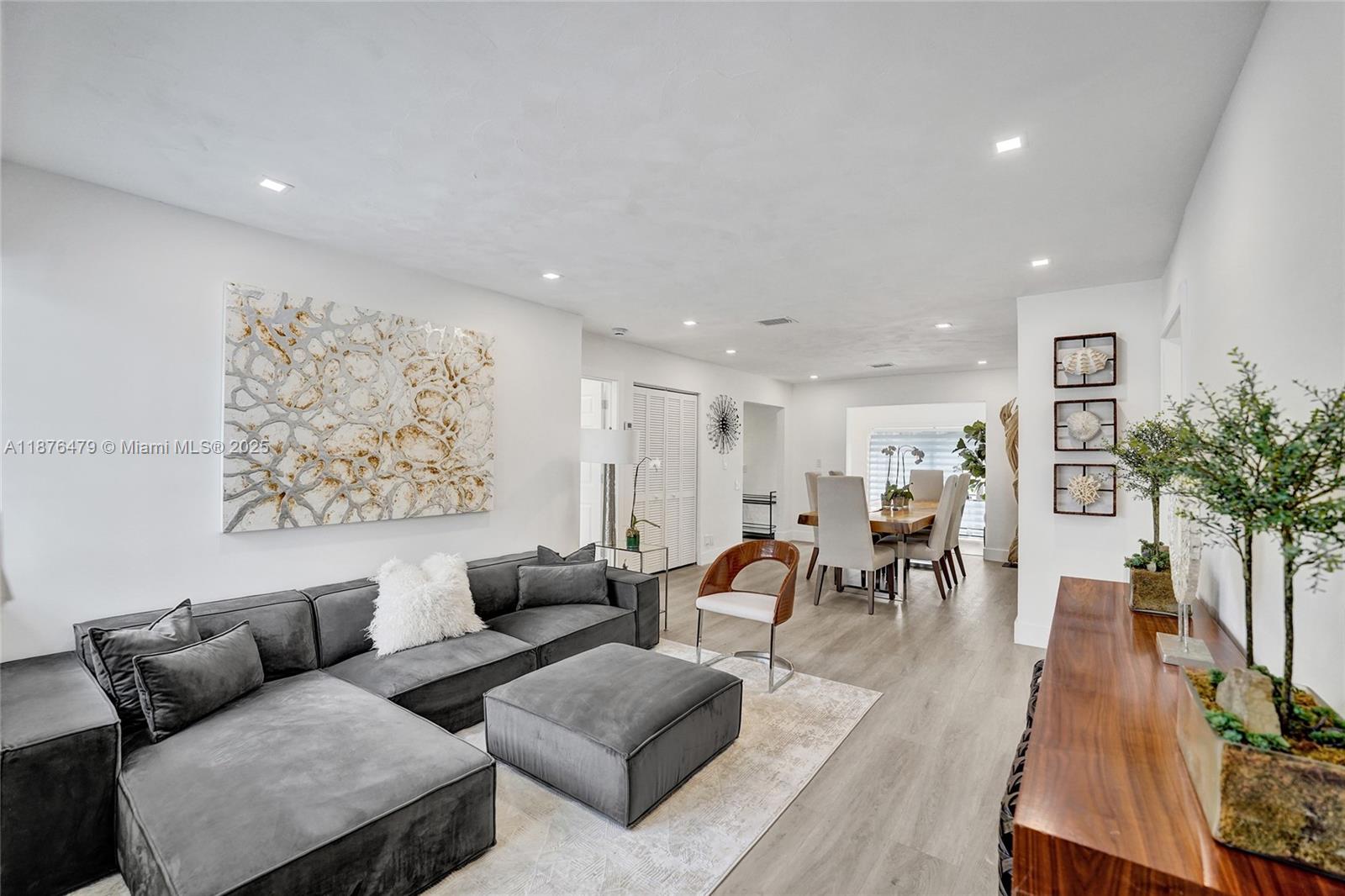 HOLLYWOOD HOMESITES SECON - Residential