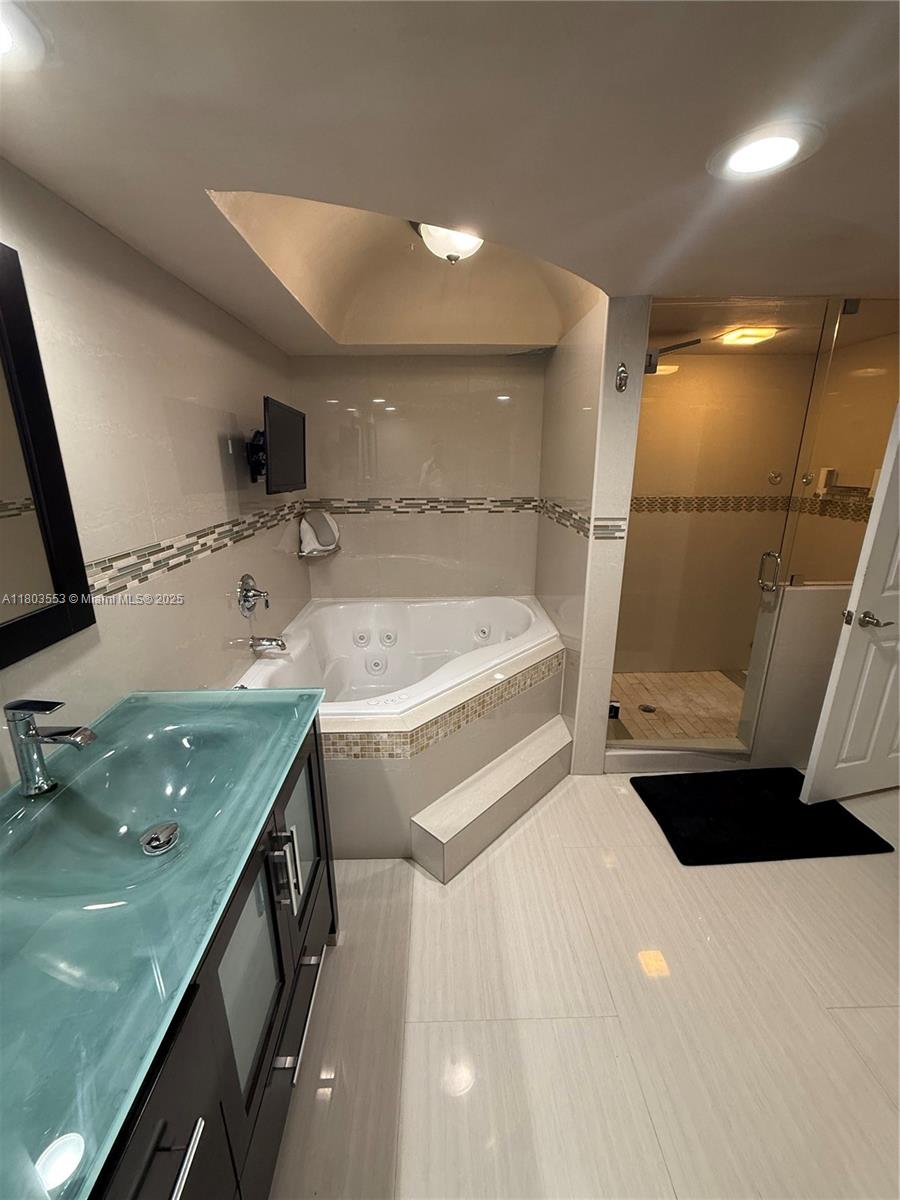 MALAGA TOWERS CONDO - Residential