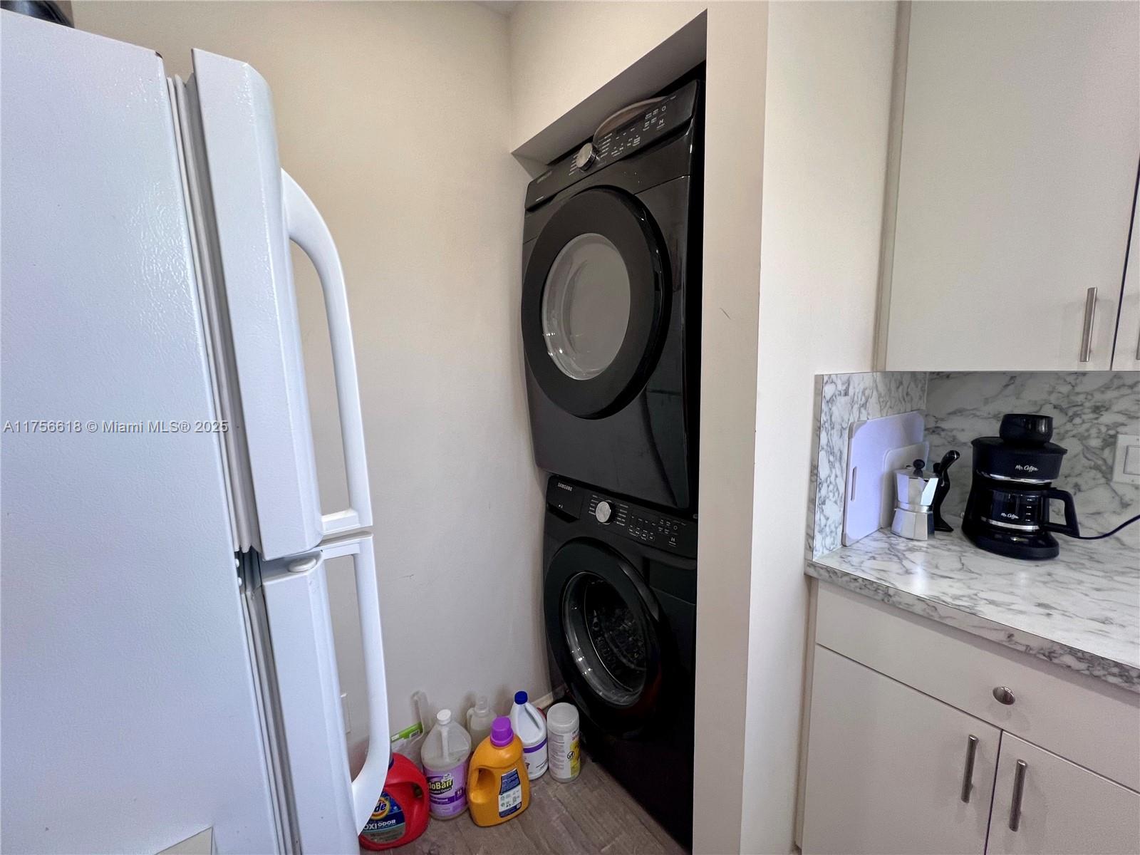 LAKESHORE CONDO 7 - Residential