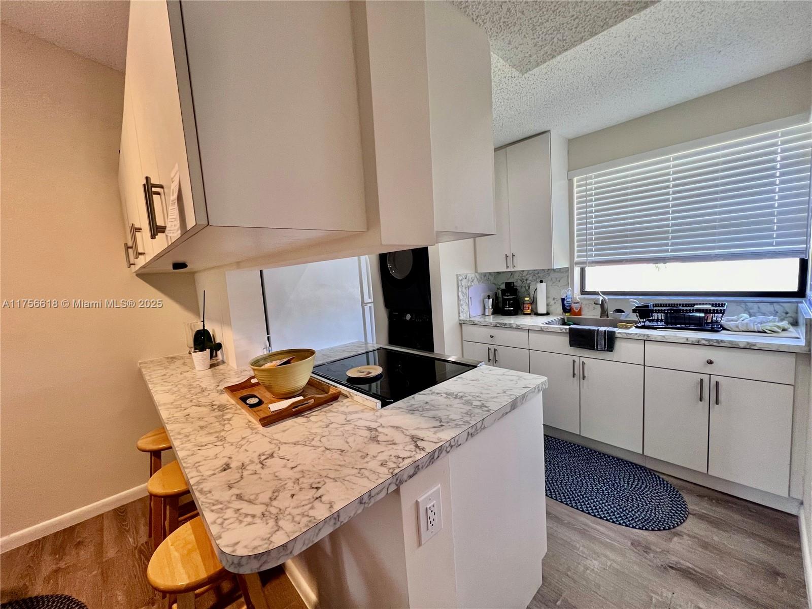 LAKESHORE CONDO 7 - Residential