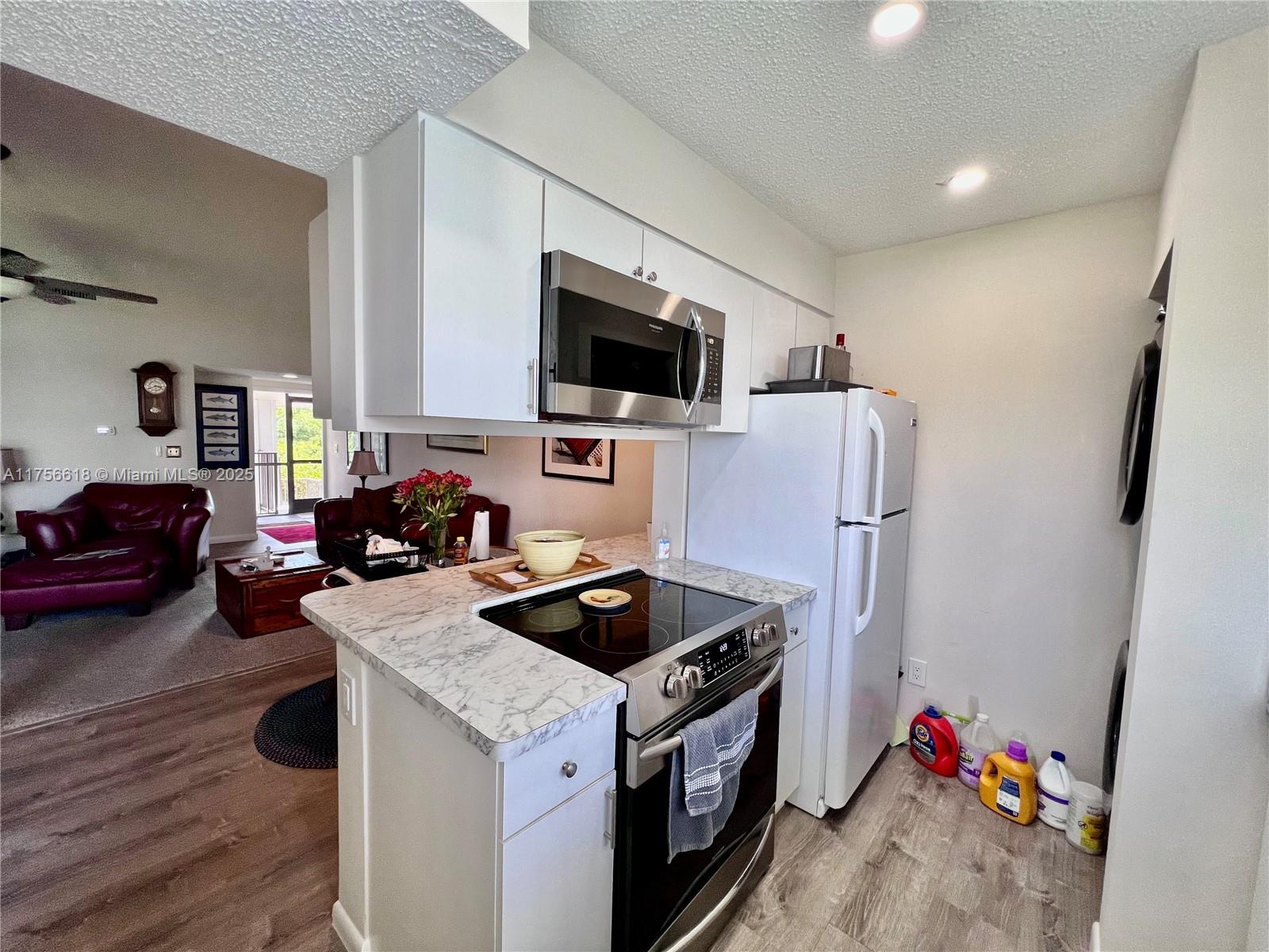 LAKESHORE CONDO 7 - Residential