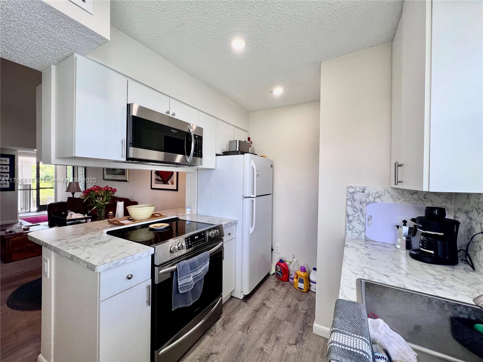 LAKESHORE CONDO 7 - Residential