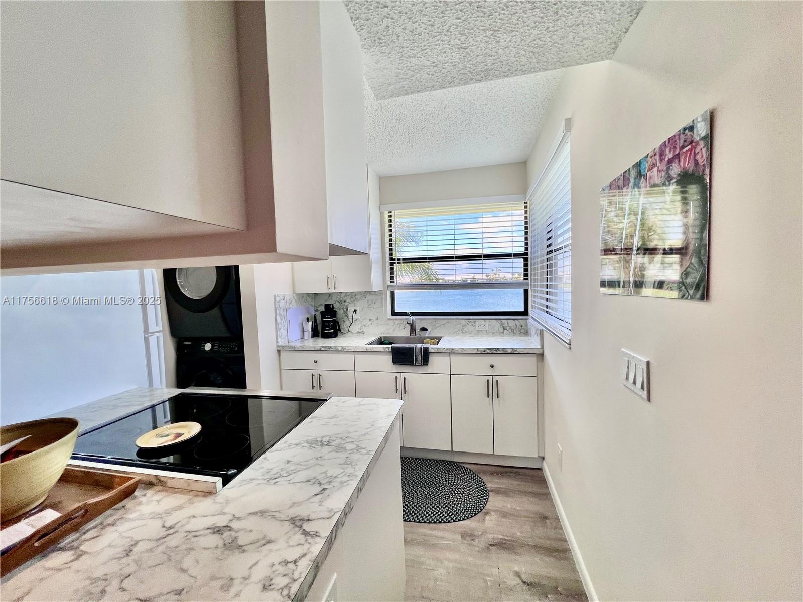 LAKESHORE CONDO 7 - Residential