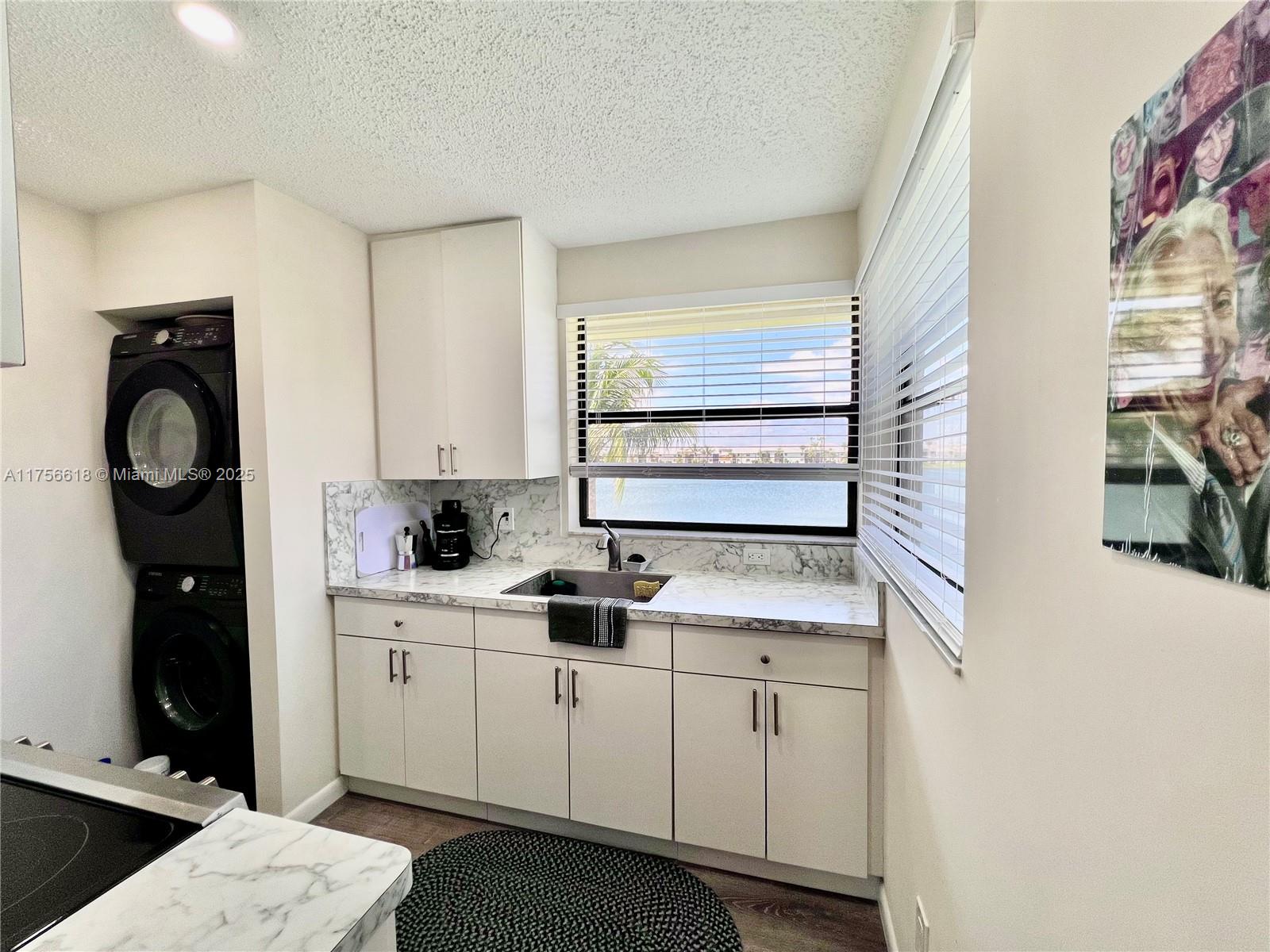 LAKESHORE CONDO 7 - Residential