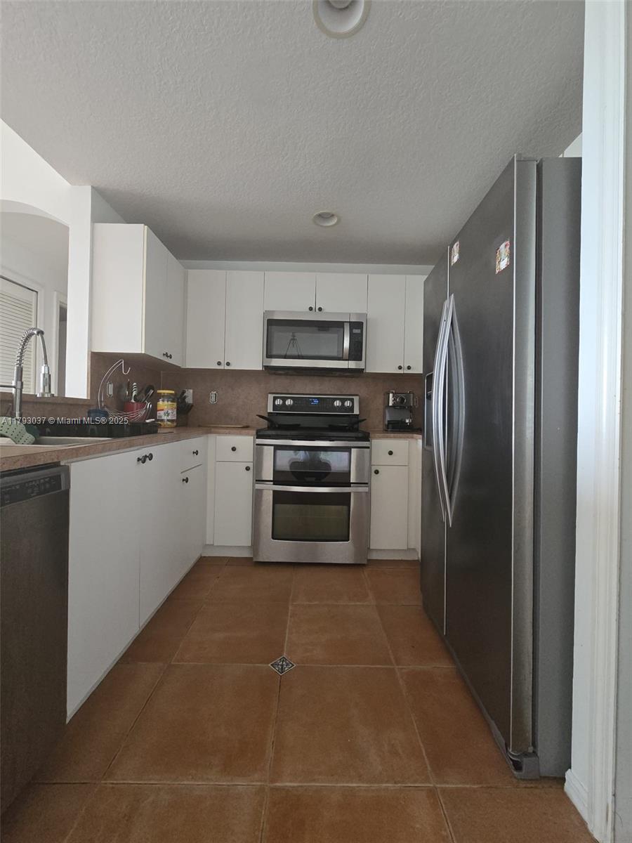 THE COURTS AT DORAL ISLES - Residential