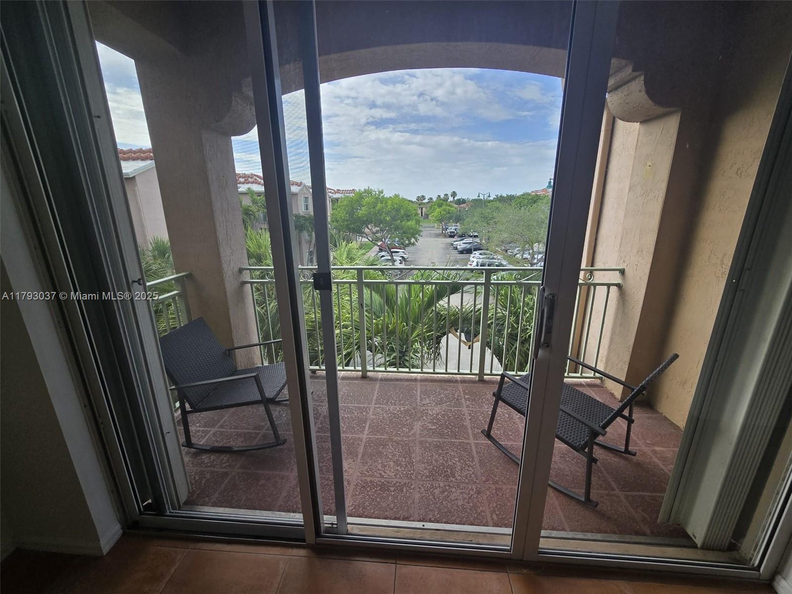 THE COURTS AT DORAL ISLES - Residential