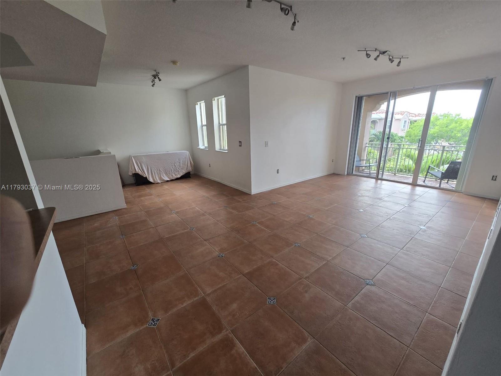 THE COURTS AT DORAL ISLES - Residential