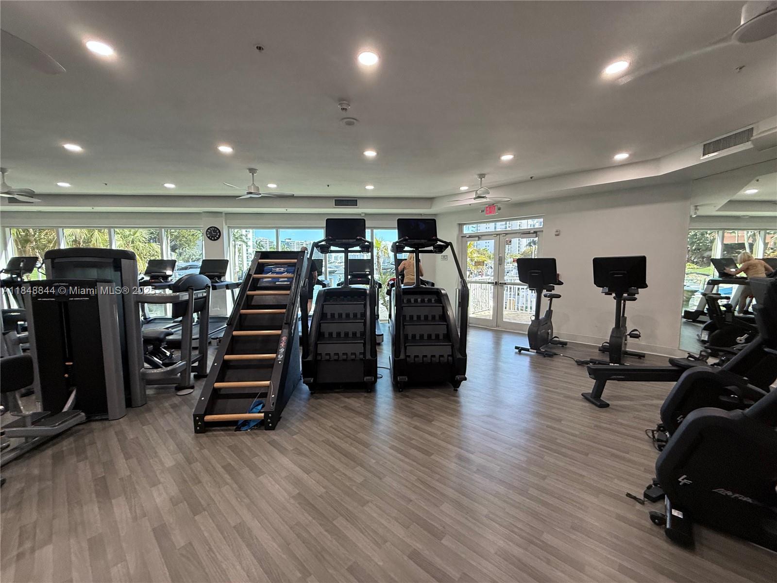 AVENTURA MARINA CONDO NUM - Residential