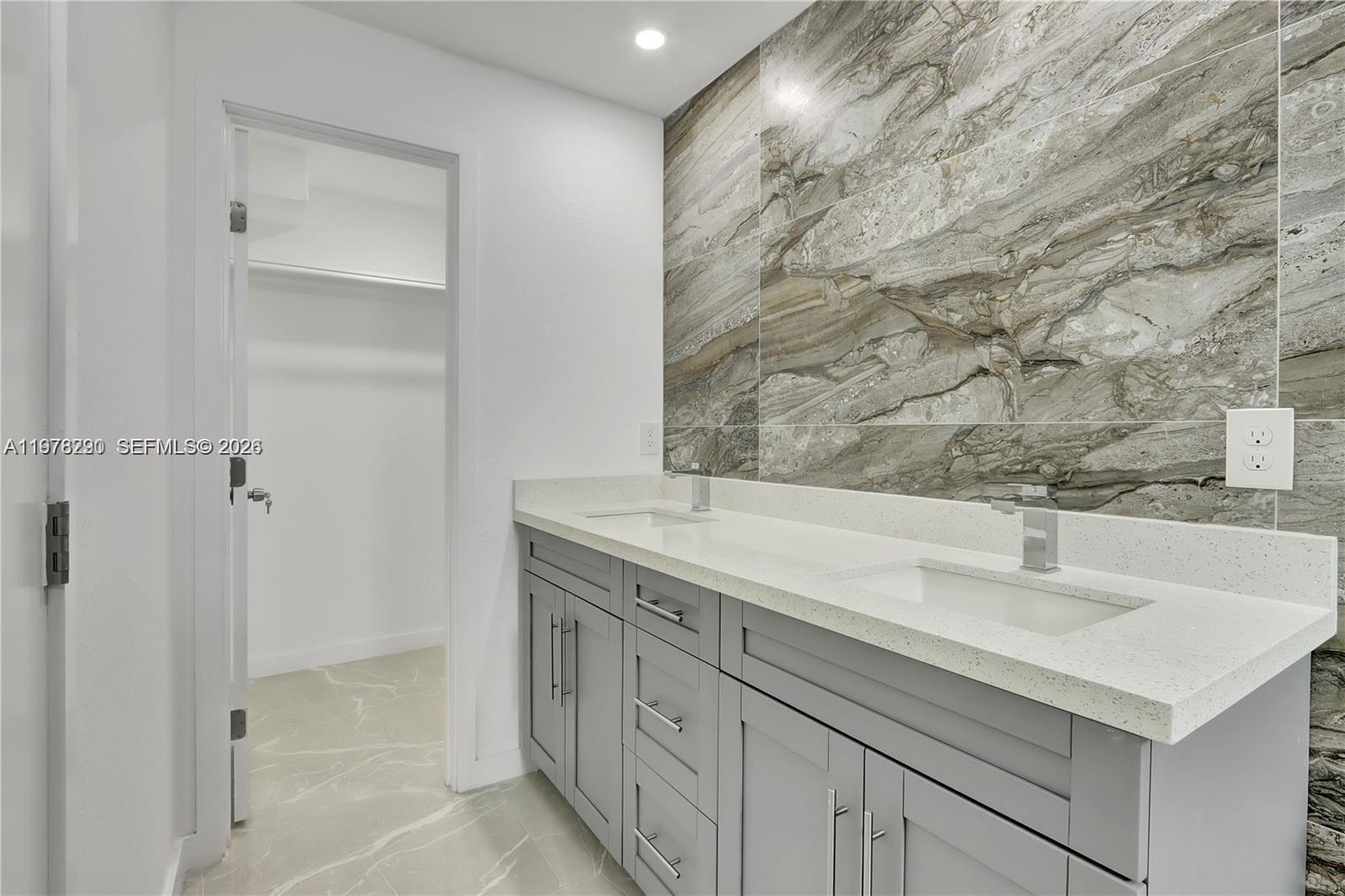 S MIAMI HEIGHTS ADDN H - Residential Lease