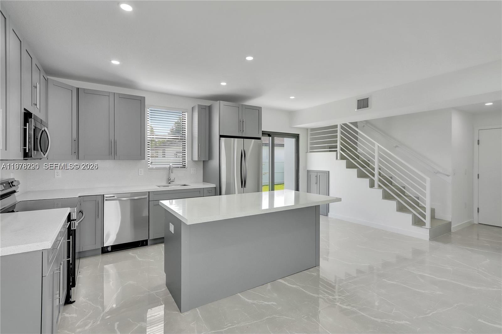 S MIAMI HEIGHTS ADDN H - Residential Lease