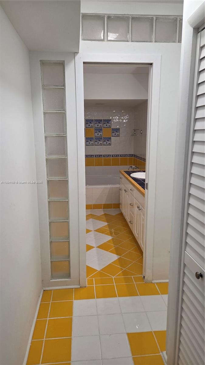 HOLLYWOOD GOLF ESTATES SE - Residential