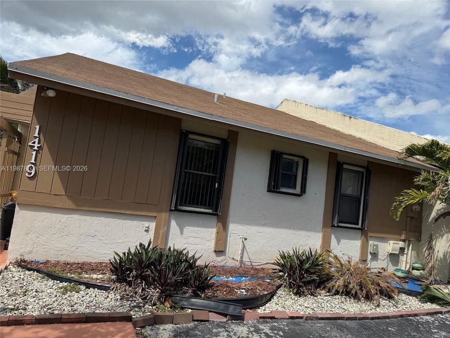 Great Townhouse for rent in the quiet and beautiful Villa of Audubon in Homestead. Property has 3 bedrooms and 2 bathrooms with ample patio. Washer and Dryer inside the property. Townhouse has a Beautiful Clubhouse with pool and gym. Property has new appliances. Unit is vacant and very easy to show. For faster response, Text LA. Property Approved for SECTION 8.