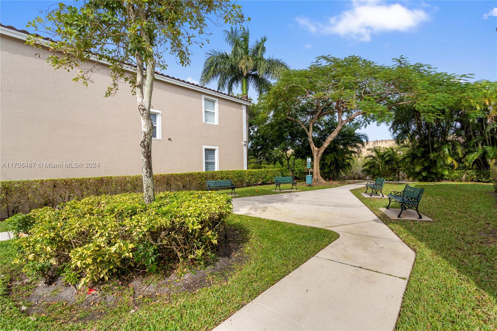 KENSINGTON MANOR - Residential