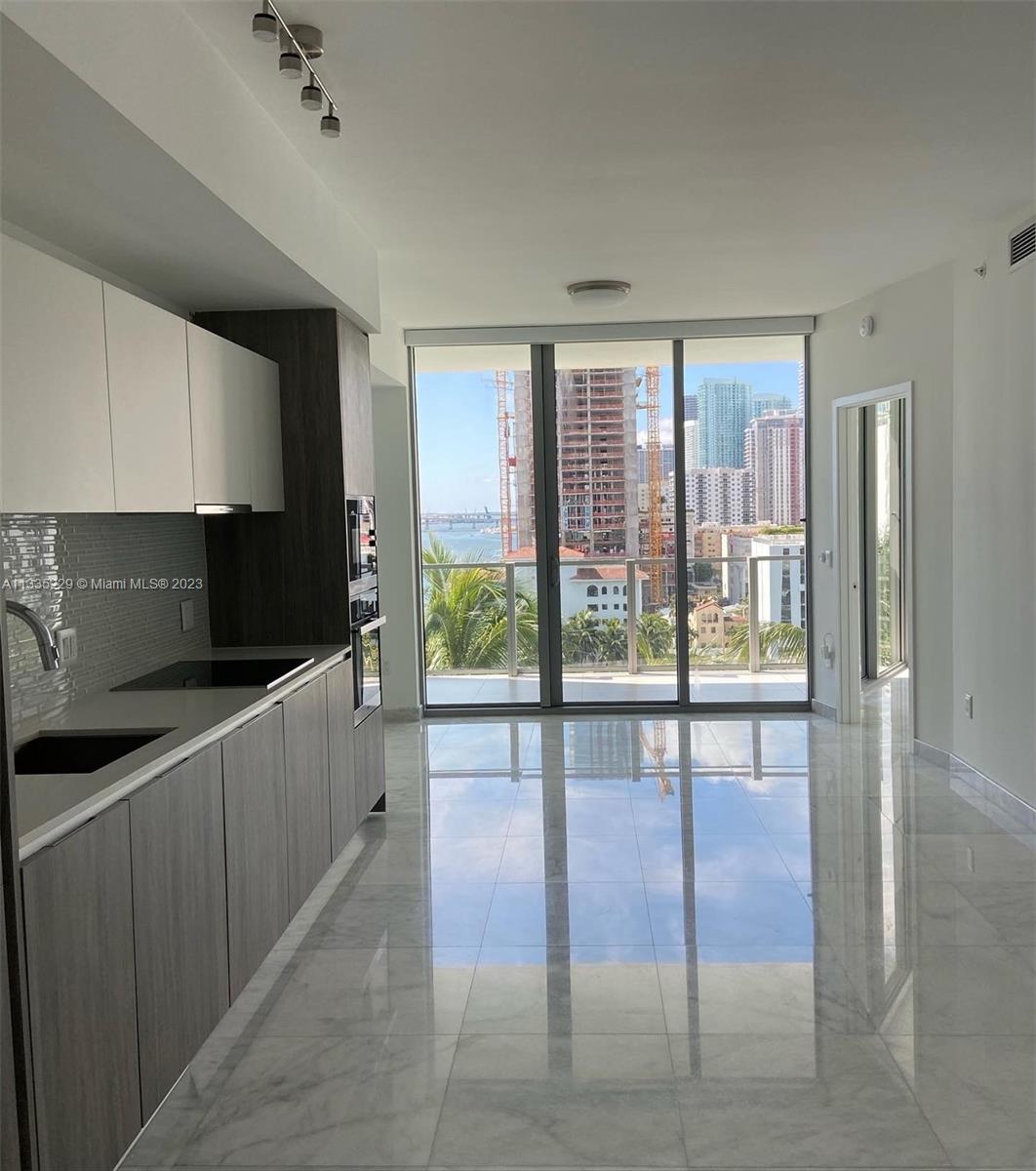 «2 TWO PARKING SPACES AND STORAGE«One bedroom + Den and 2 baths with gorgeous views of the bay from all rooms. Private elevator, entry foyer, walking closets, top of the Miele appliances and electrical blinds.
Available on March 1st, 2023. Complementary internet and Hotwire cable included in the rent.