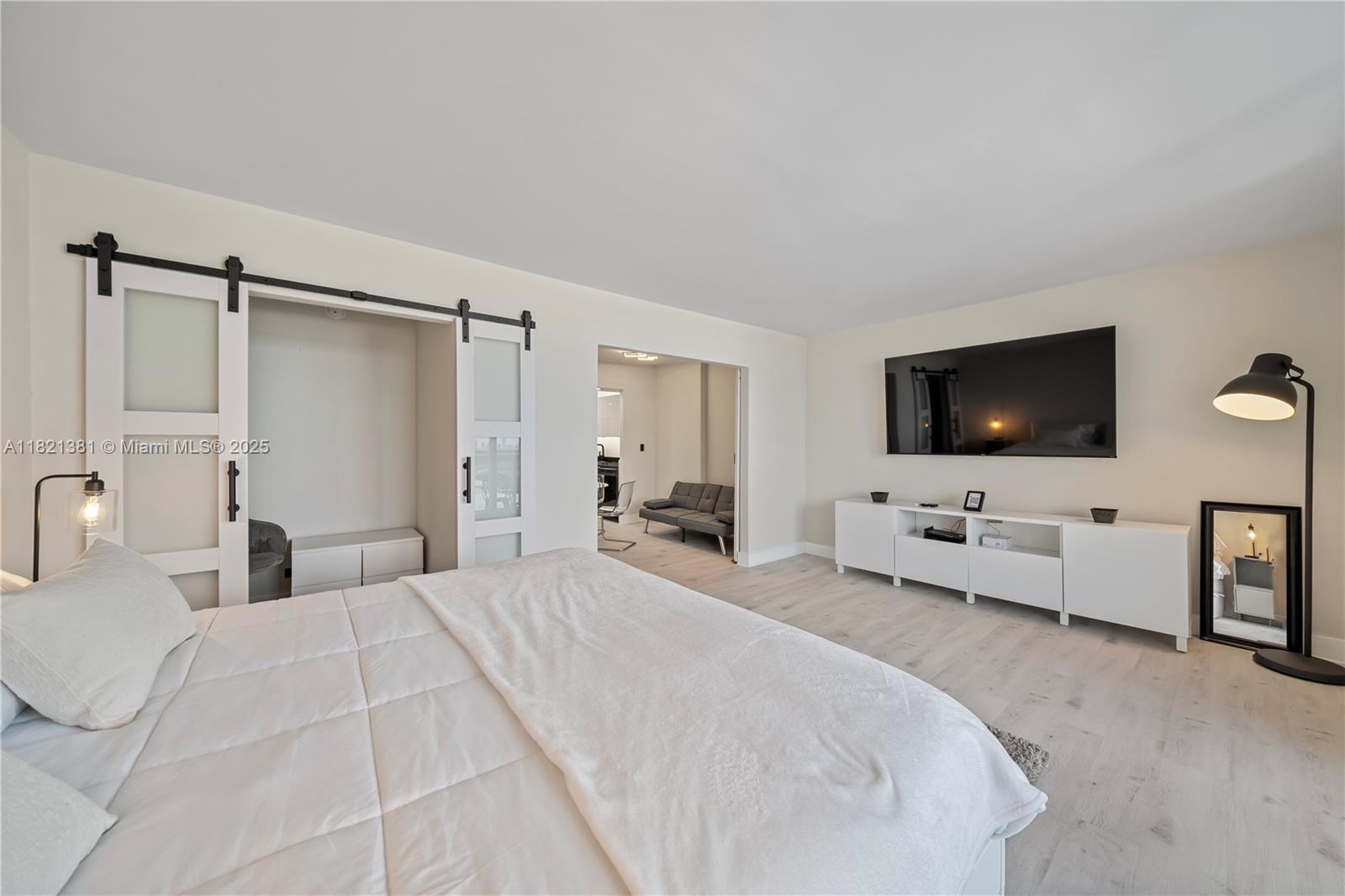 2301 Collins Ave 1130, Miami Beach, FL, 33139/$875,000 4 2301 Collins Ave 1130