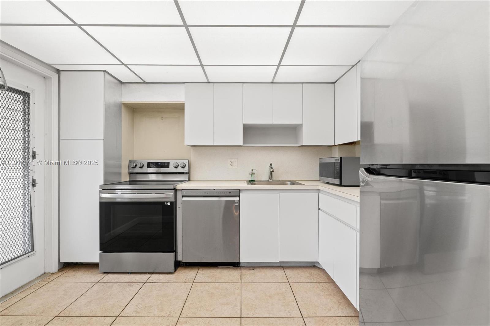 NO 30 PALM-AIRE COUNTRY C - Residential Lease