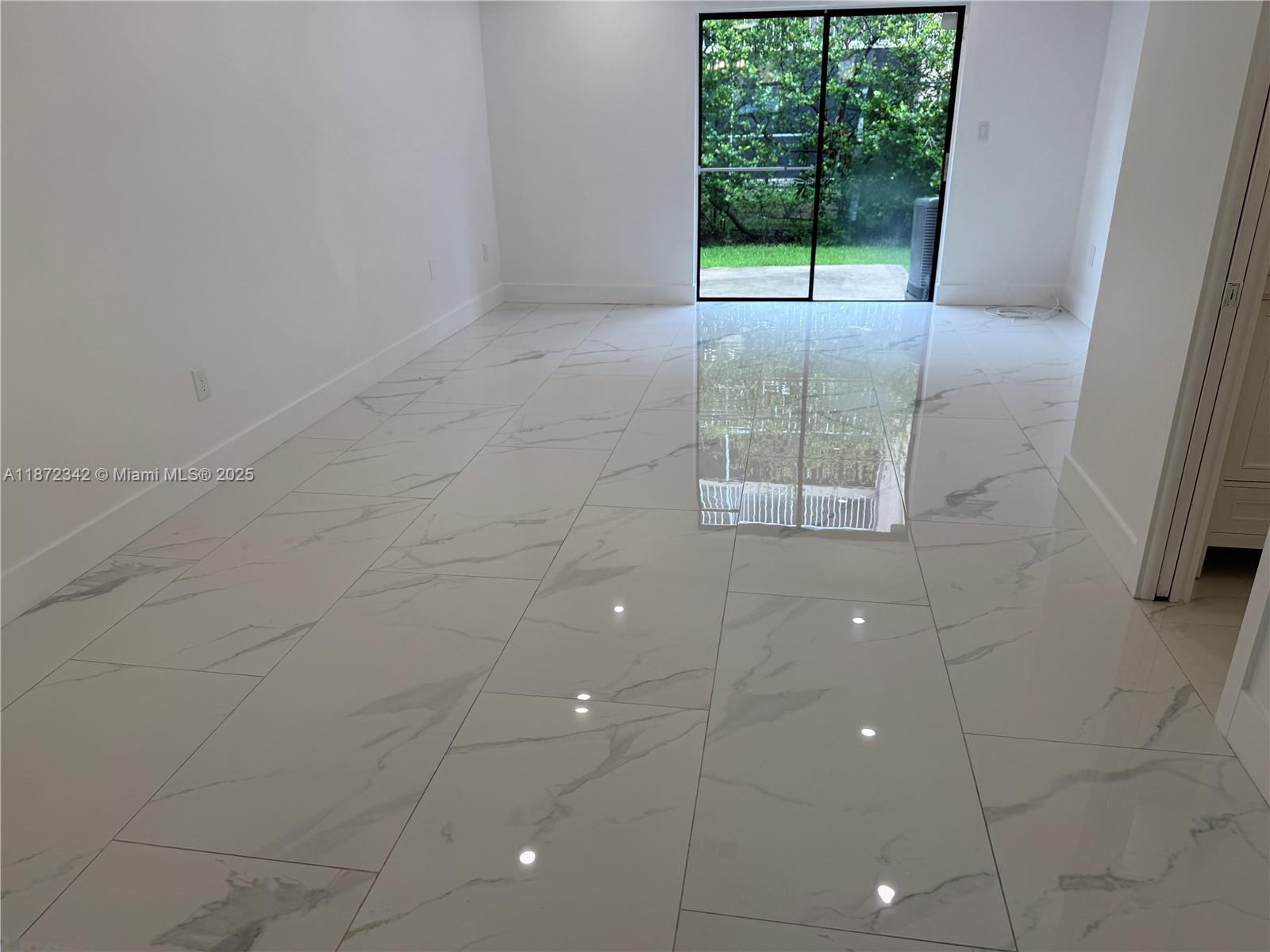 LAGUNA TROPICAL CONDO - Residential